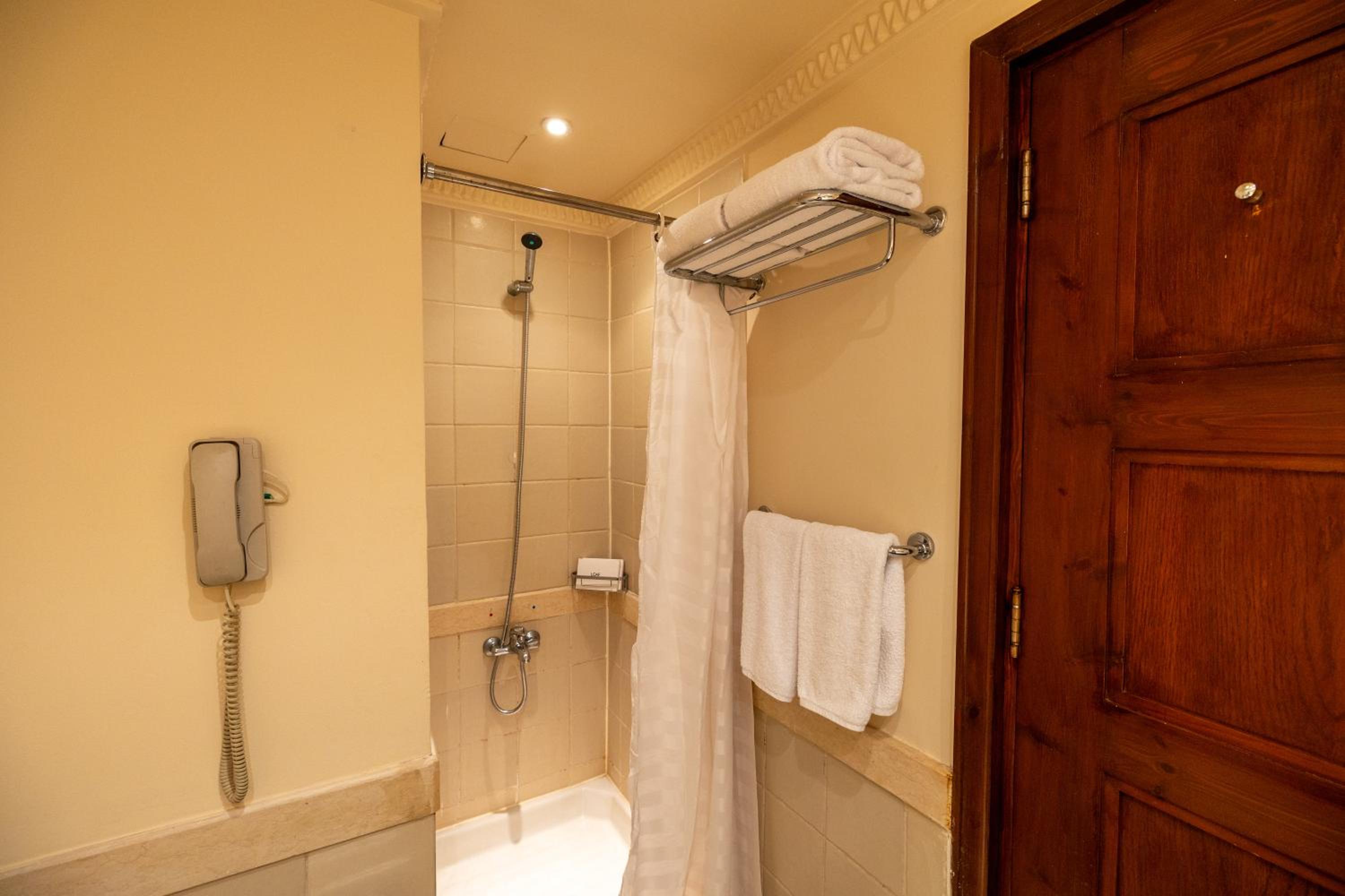 Standard Twin Room with Garden View and Balcony