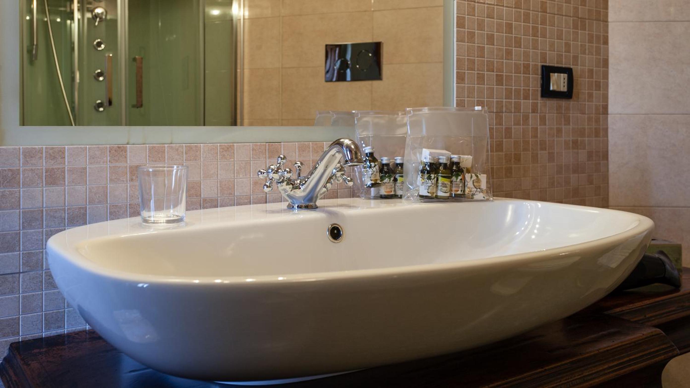 Deluxe Double Room - Photo 28