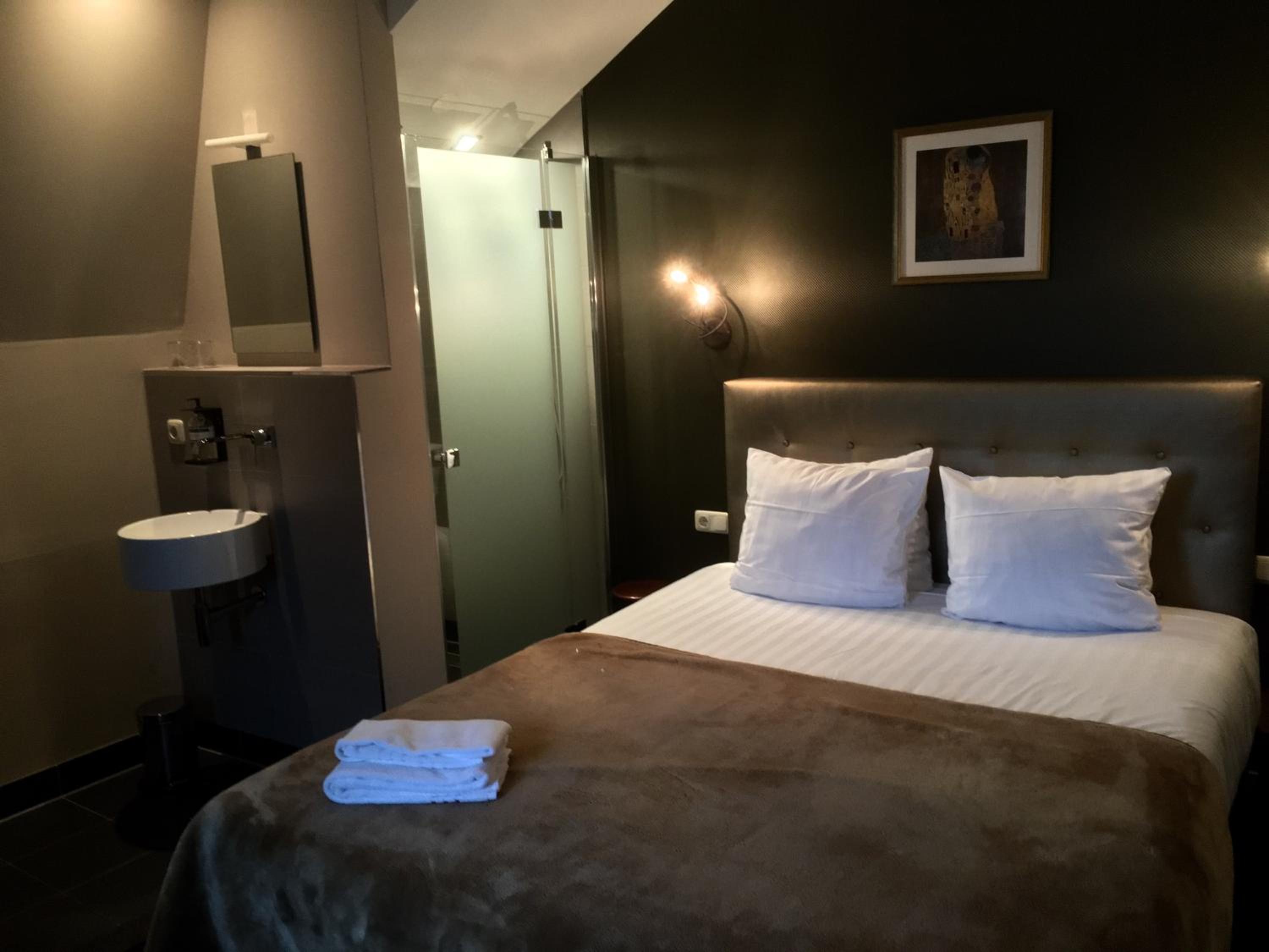 Basic Double or Twin Room - Photo 8