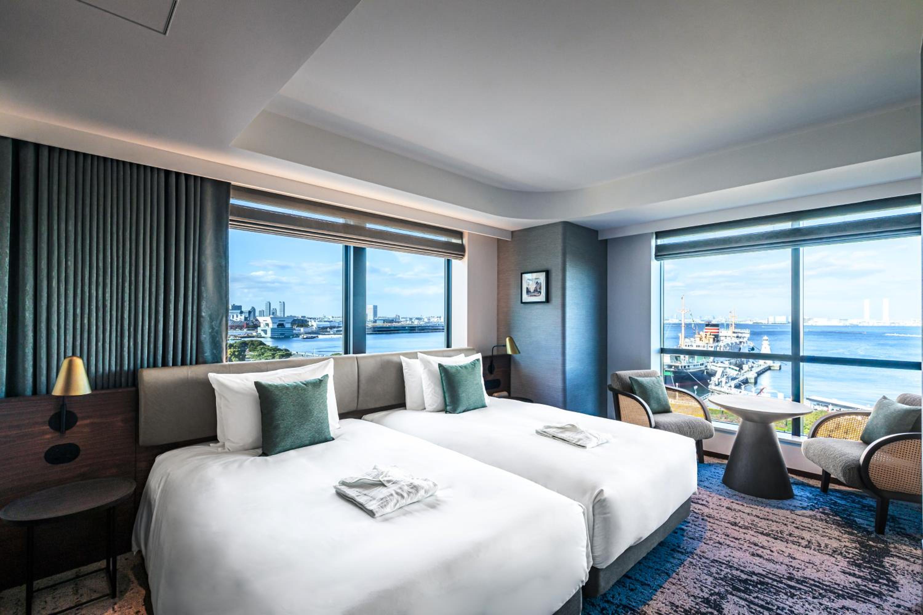 Deluxe Corner Twin Room - High Floor - Non-Smoking