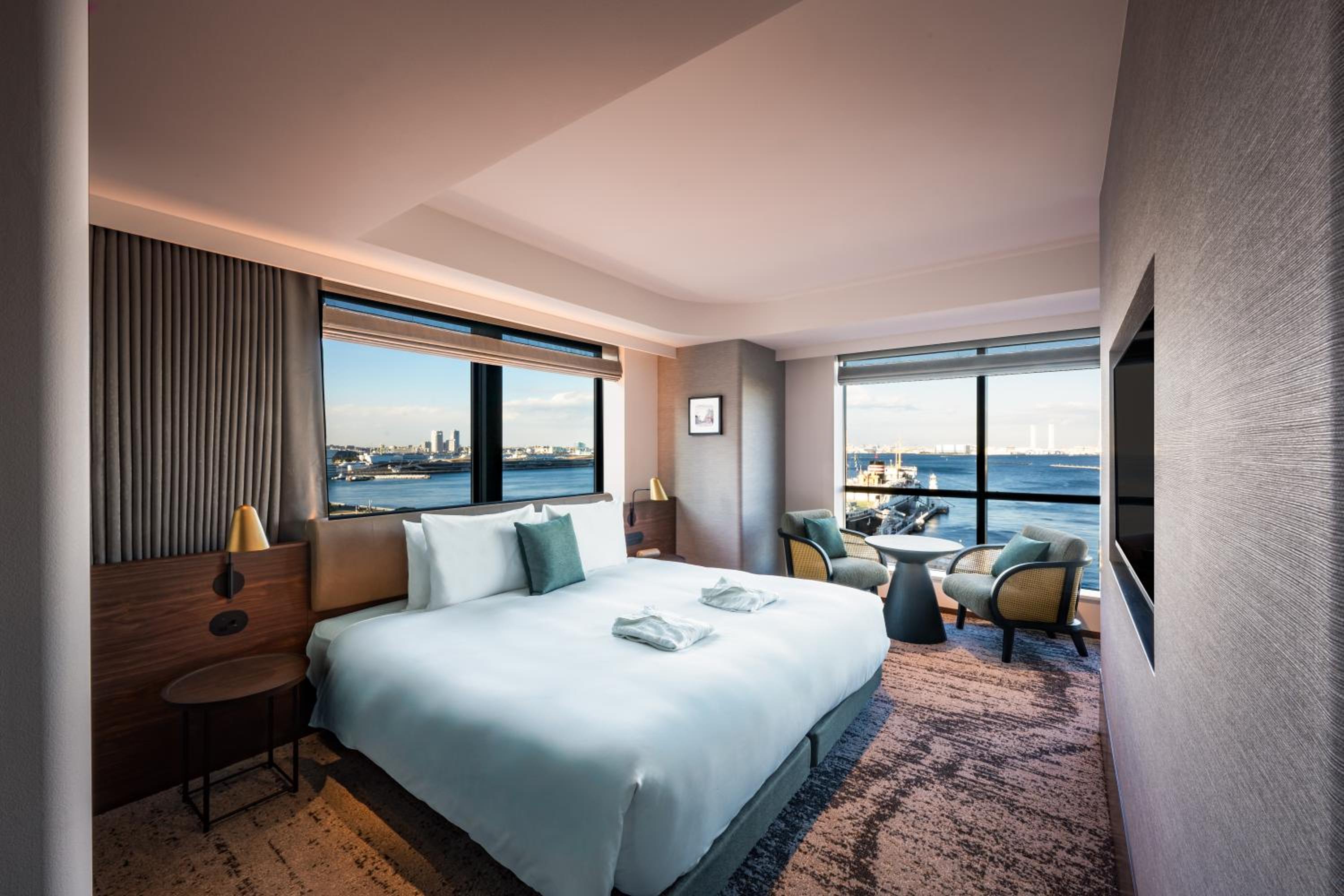 Deluxe Corner King Room - High Floor - Non-Smoking