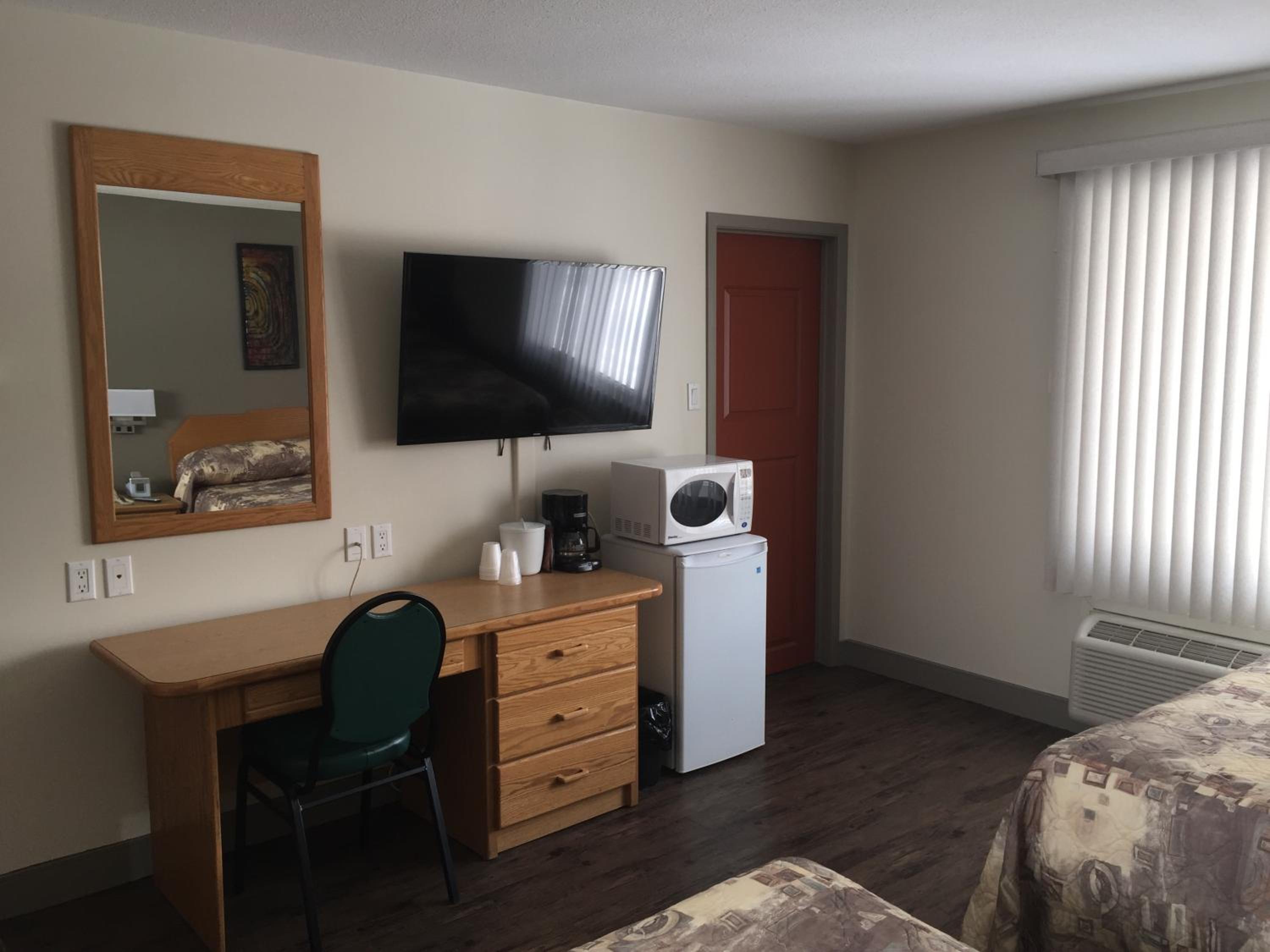 Standard Queen Room with Two Queen Beds photo 3