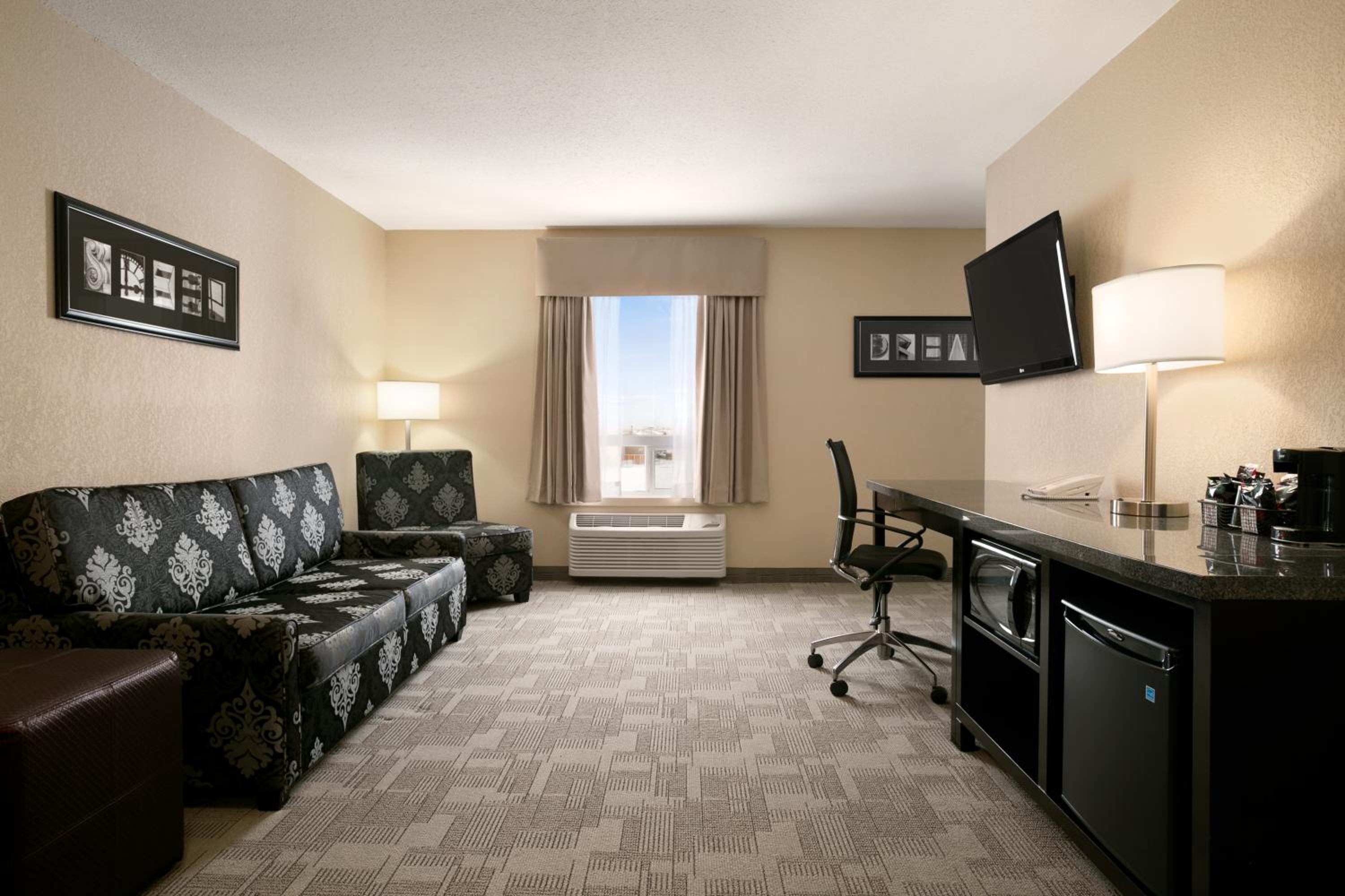 Deluxe King Suite - Non-Smoking - Photo 3