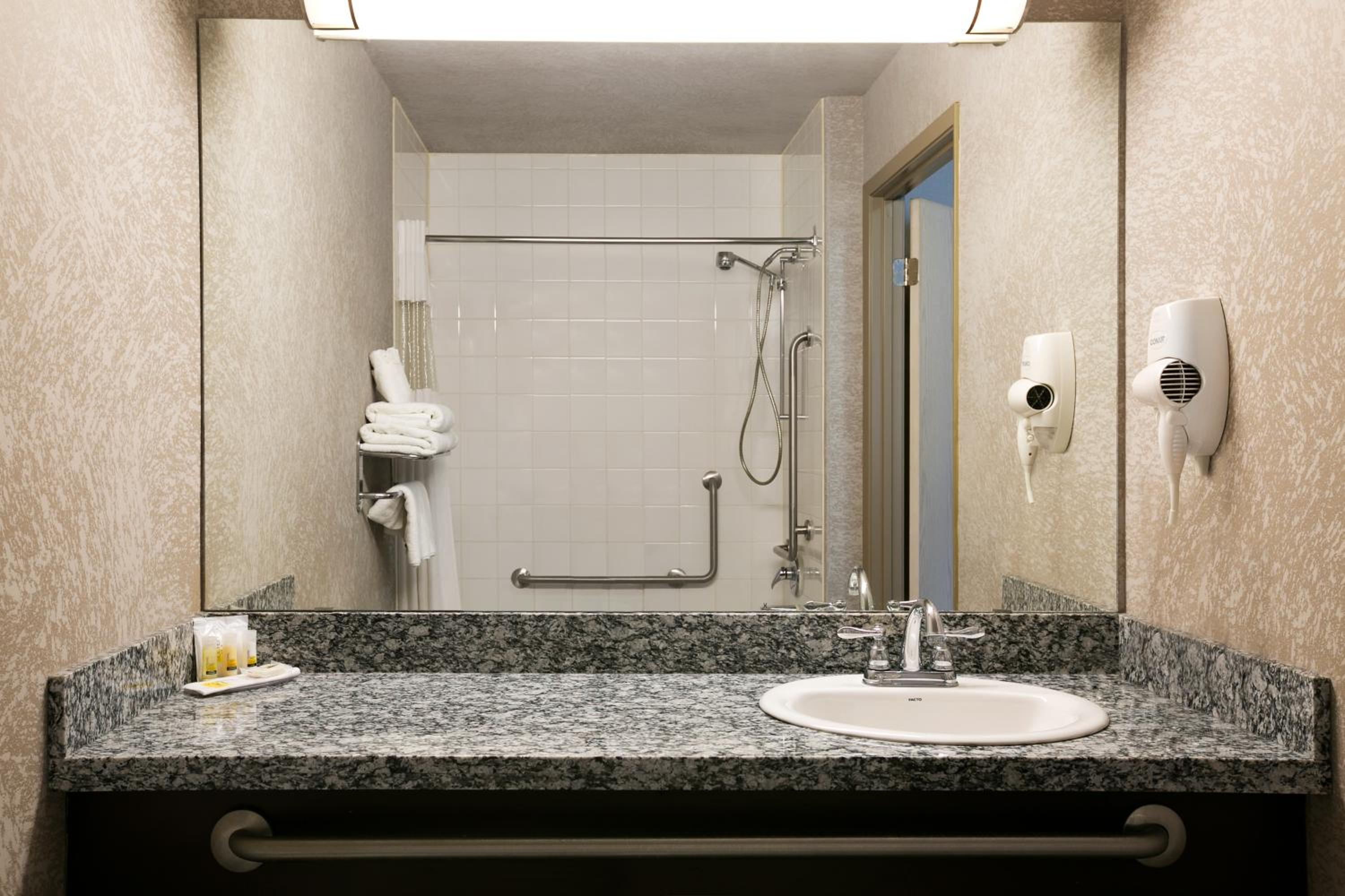 Deluxe Business King Room - Non-Smoking - Photo 4