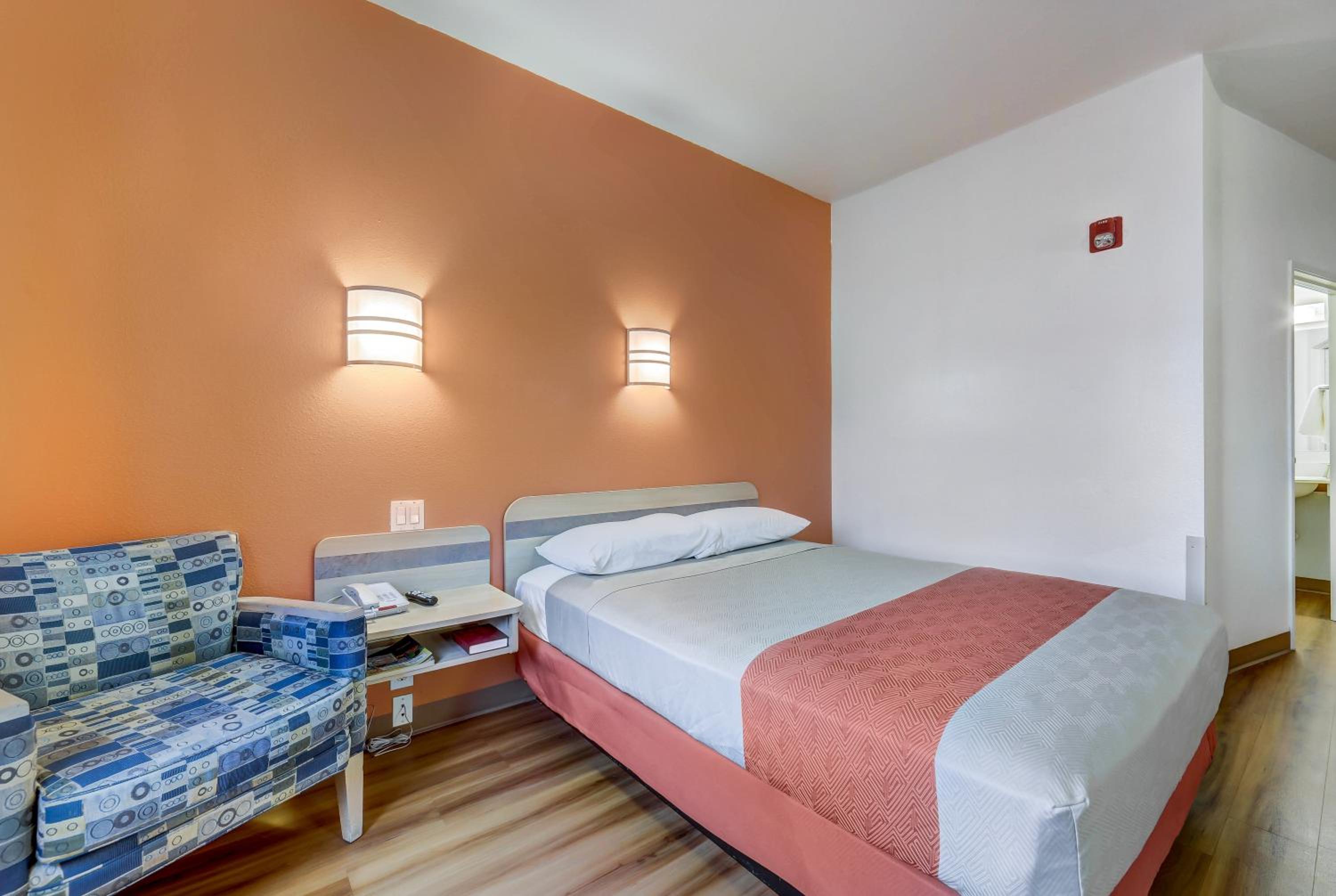 Single Room - Disability Access - Non-Smoking photo 2
