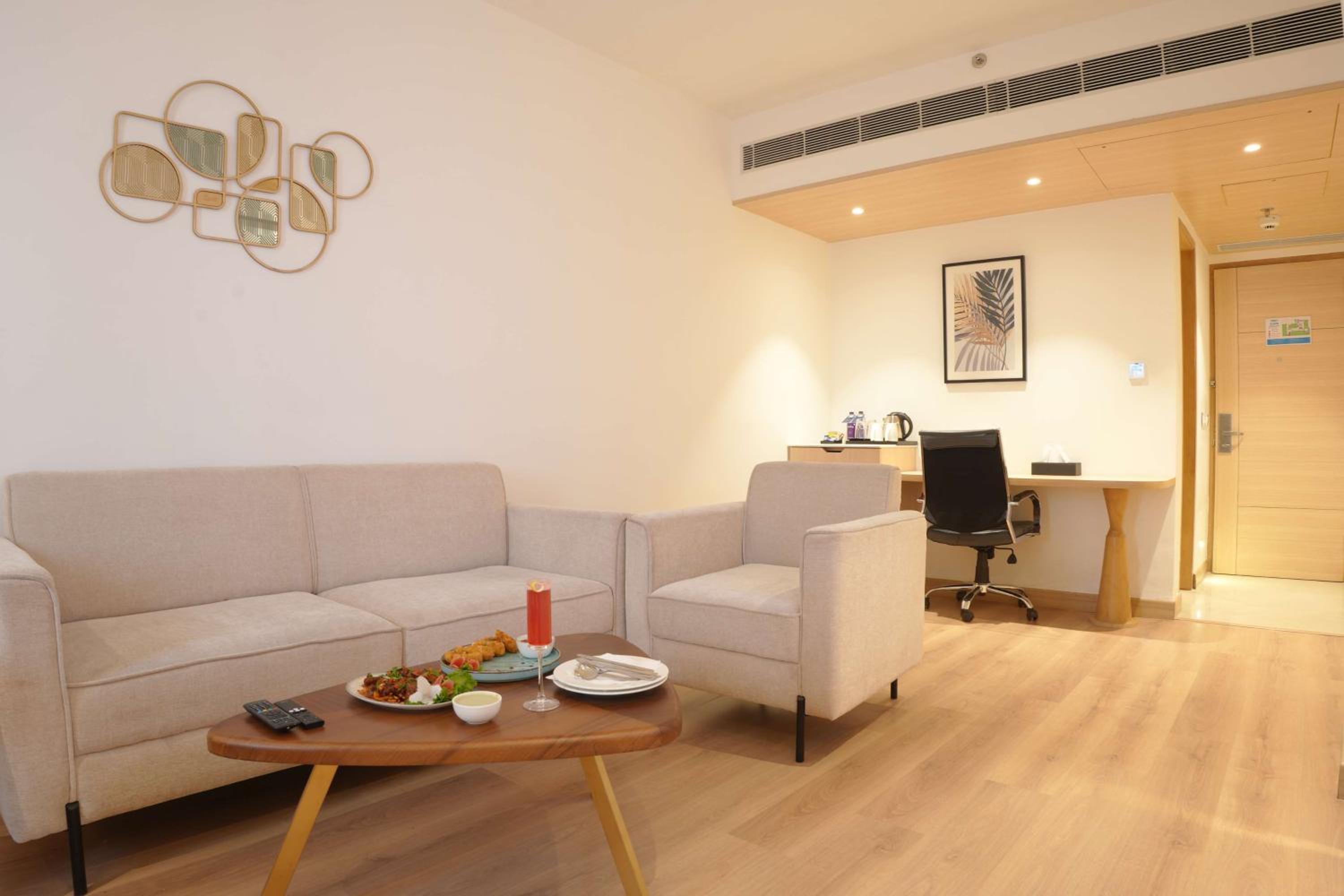 Executive King Suite with Separate Living Room - Non-Smoking photo 3