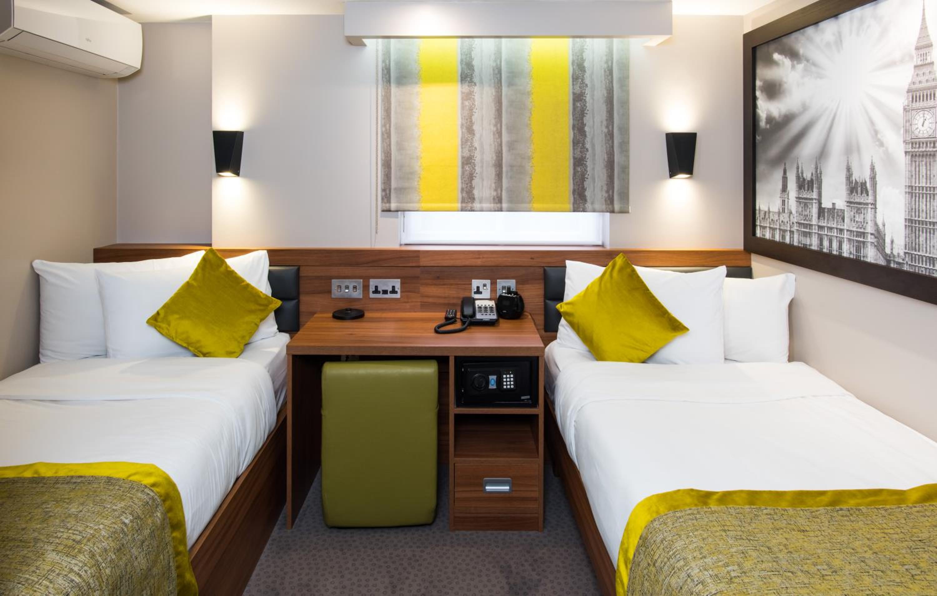 Compact Twin Room, with en suite photo 1