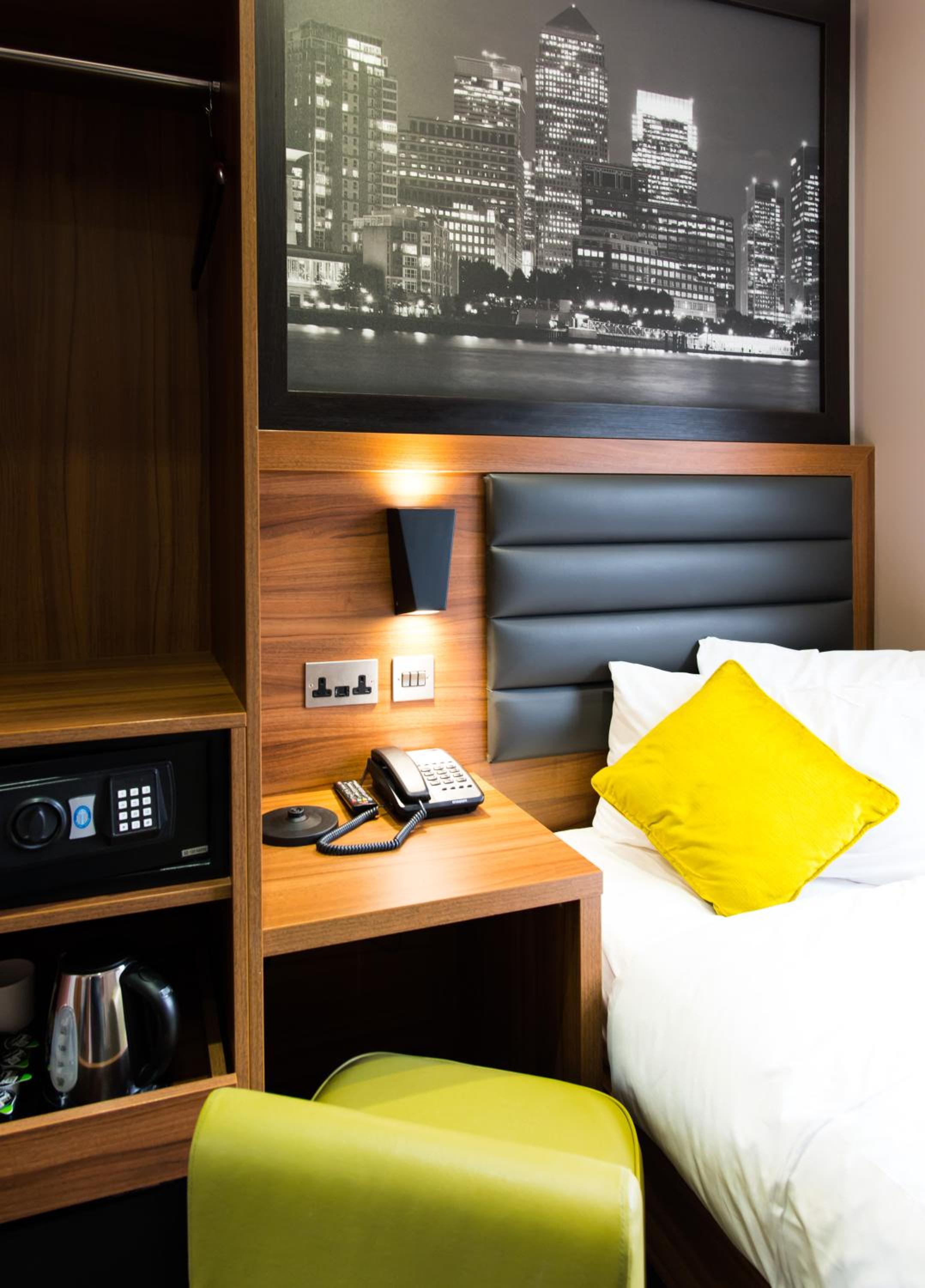 Compact Single Room with Shared External Bathroom photo 1