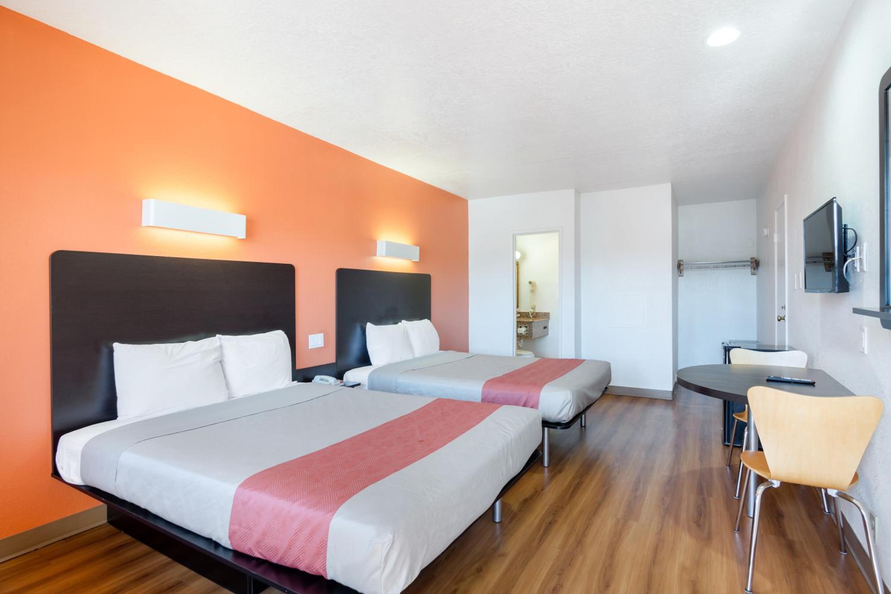 Queen Room with Two Queen Beds - Non-Smoking photo 2