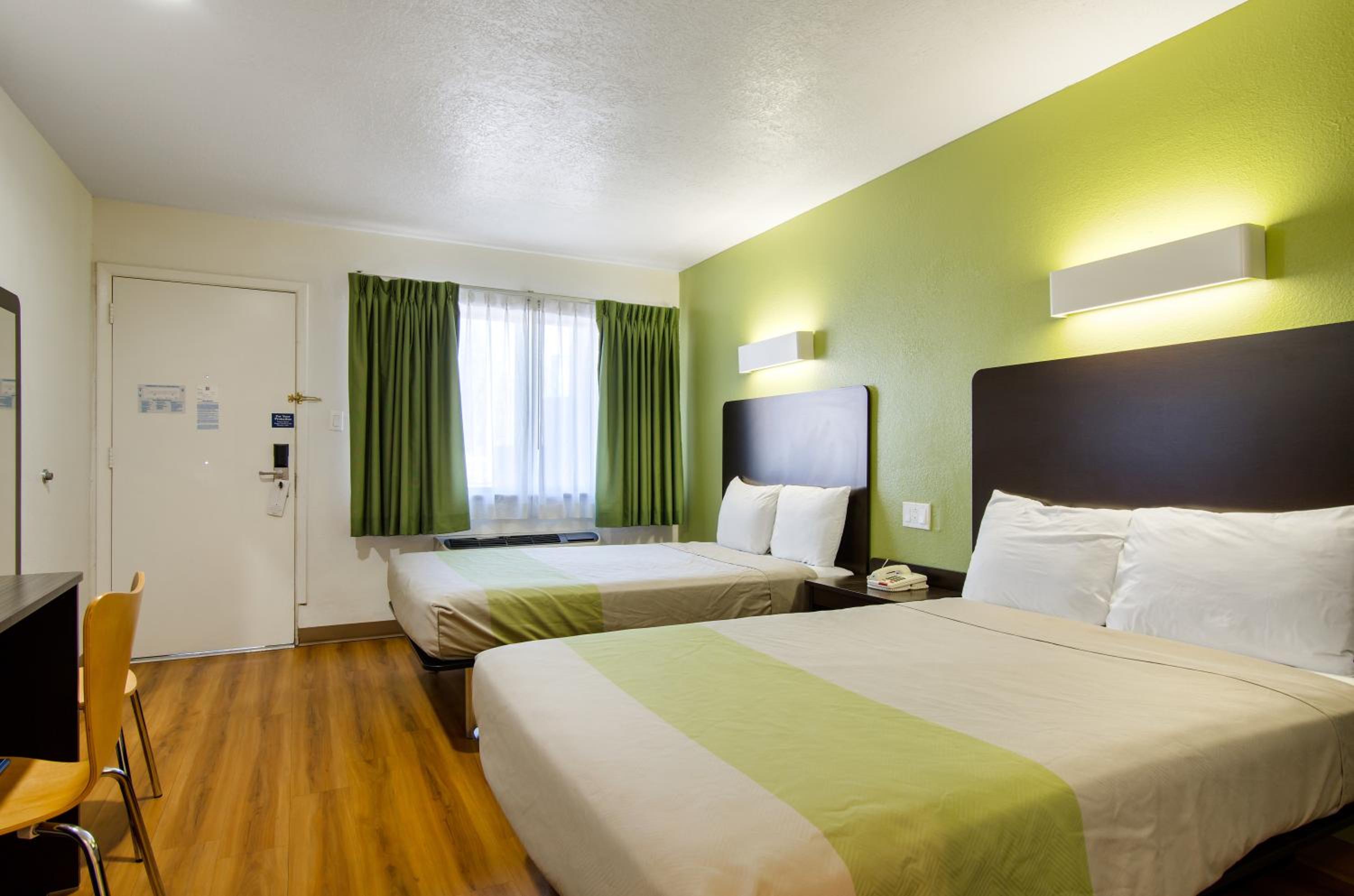 Queen Room with Two Queen Beds - Non-Smoking photo 3