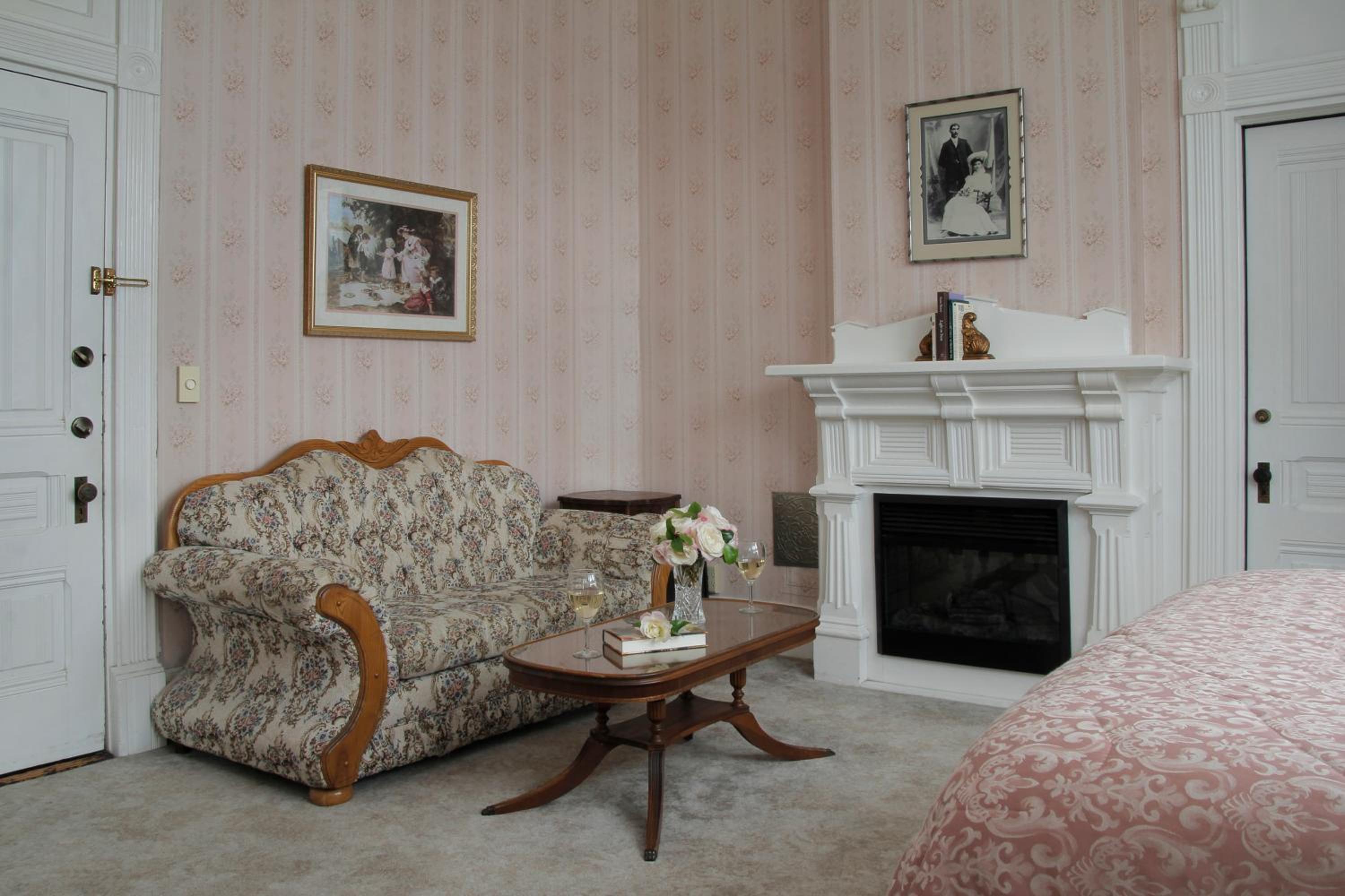 Two-Bedroom Queen Suite photo 3