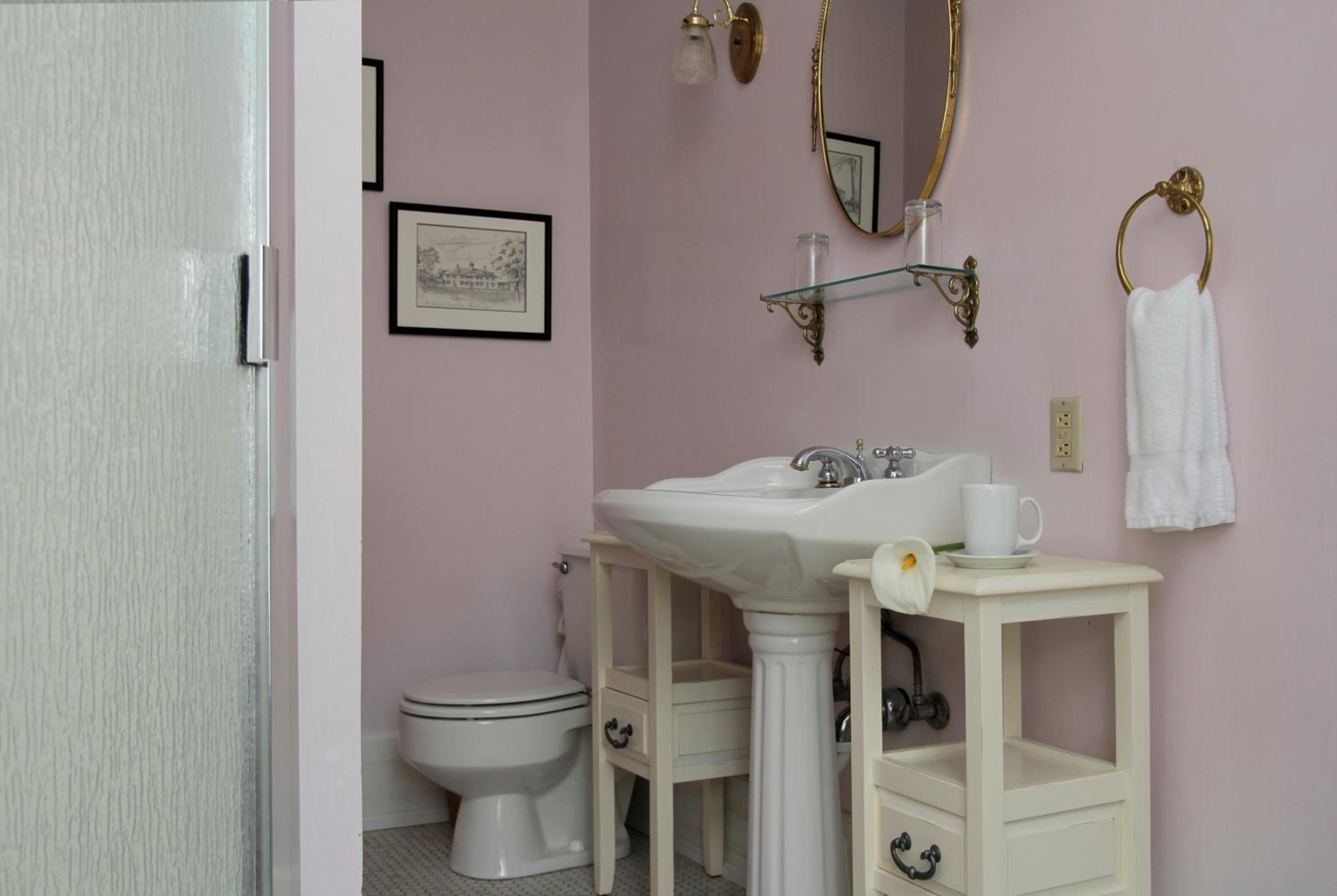 Queen Room photo 2