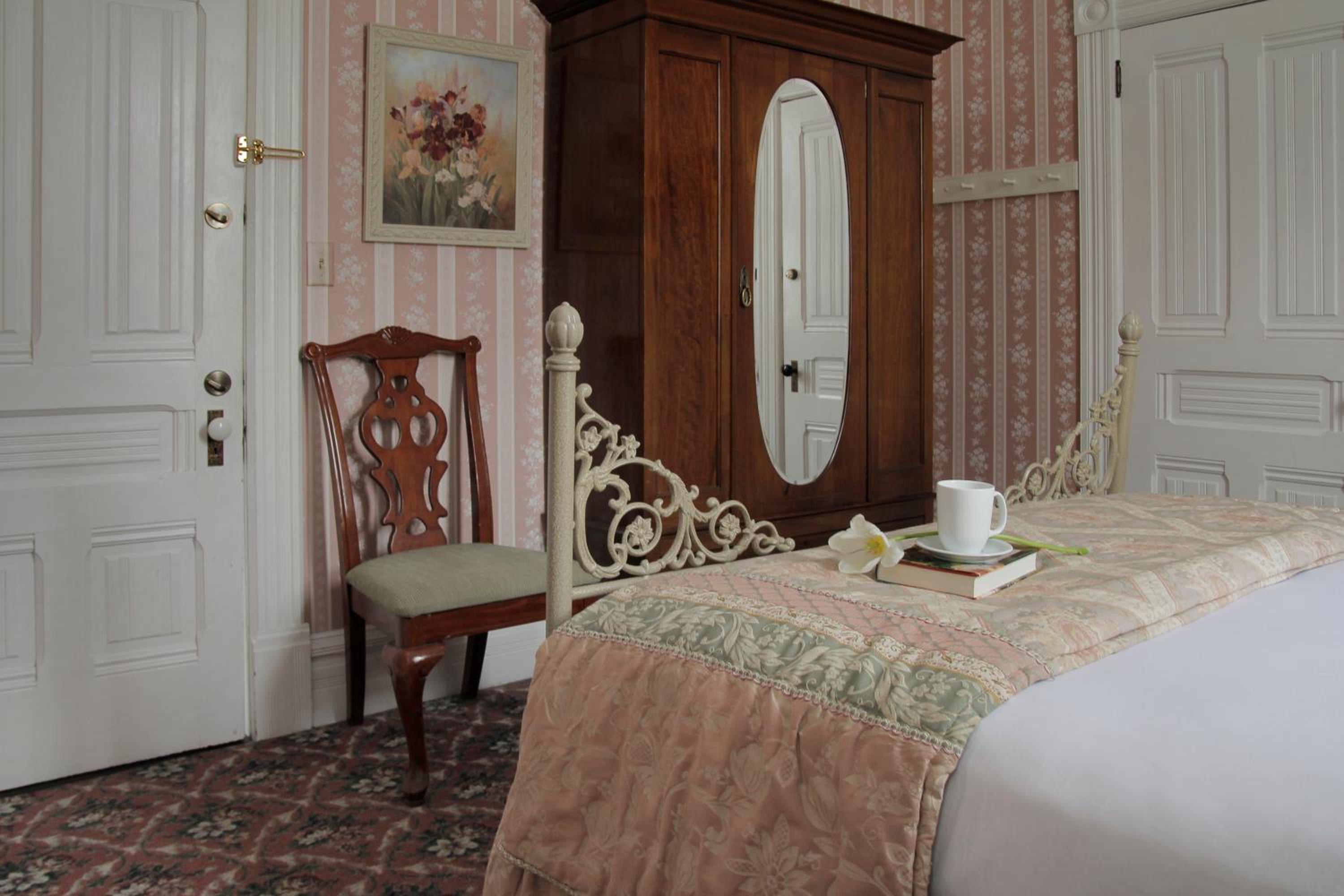 Queen Room photo 1