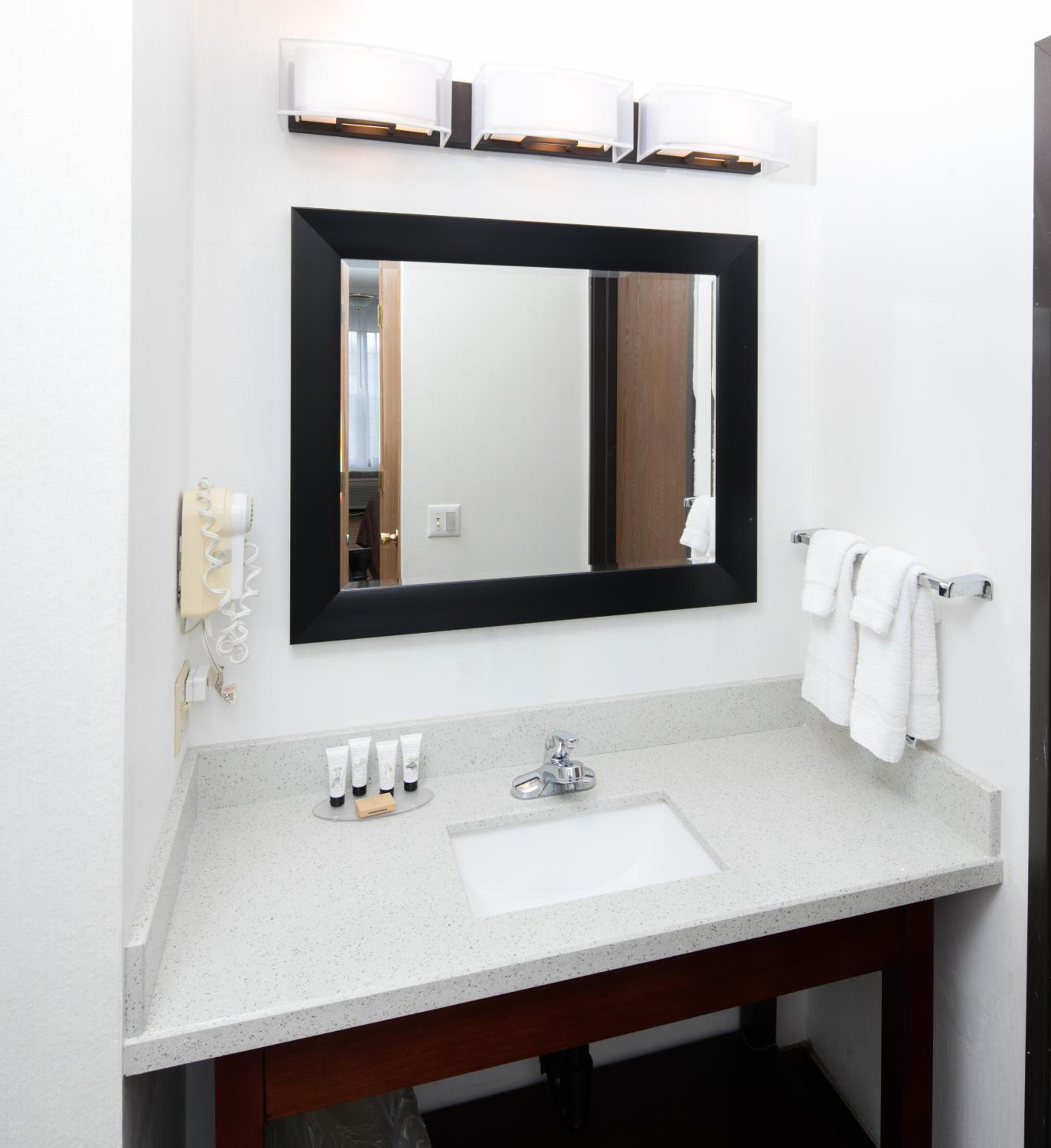 King Room - Non-Smoking - Photo 5