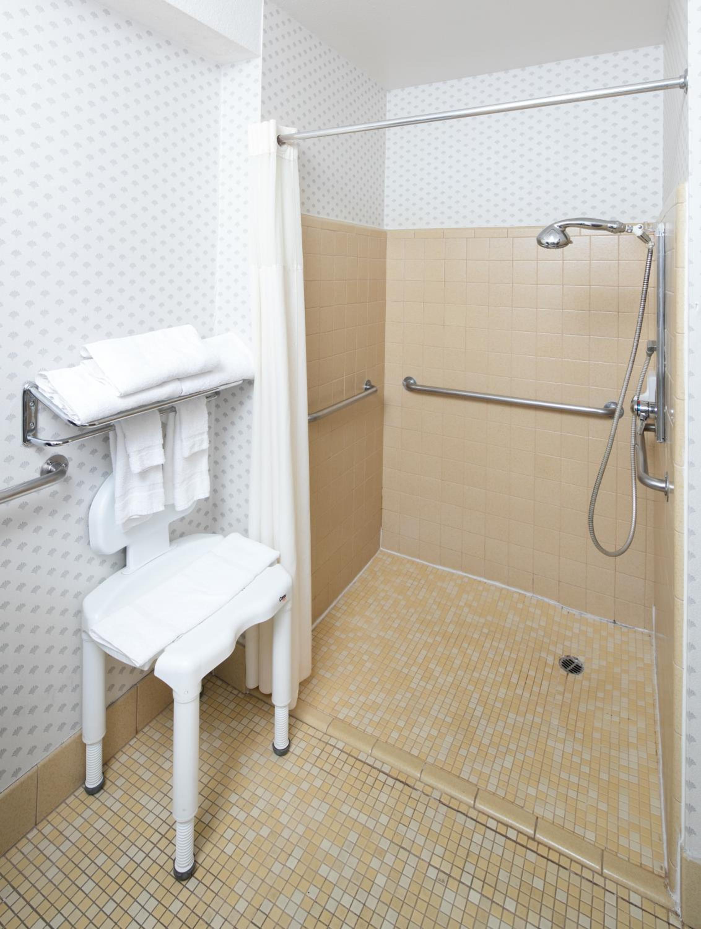 Queen Room - Disability Access - Photo 4