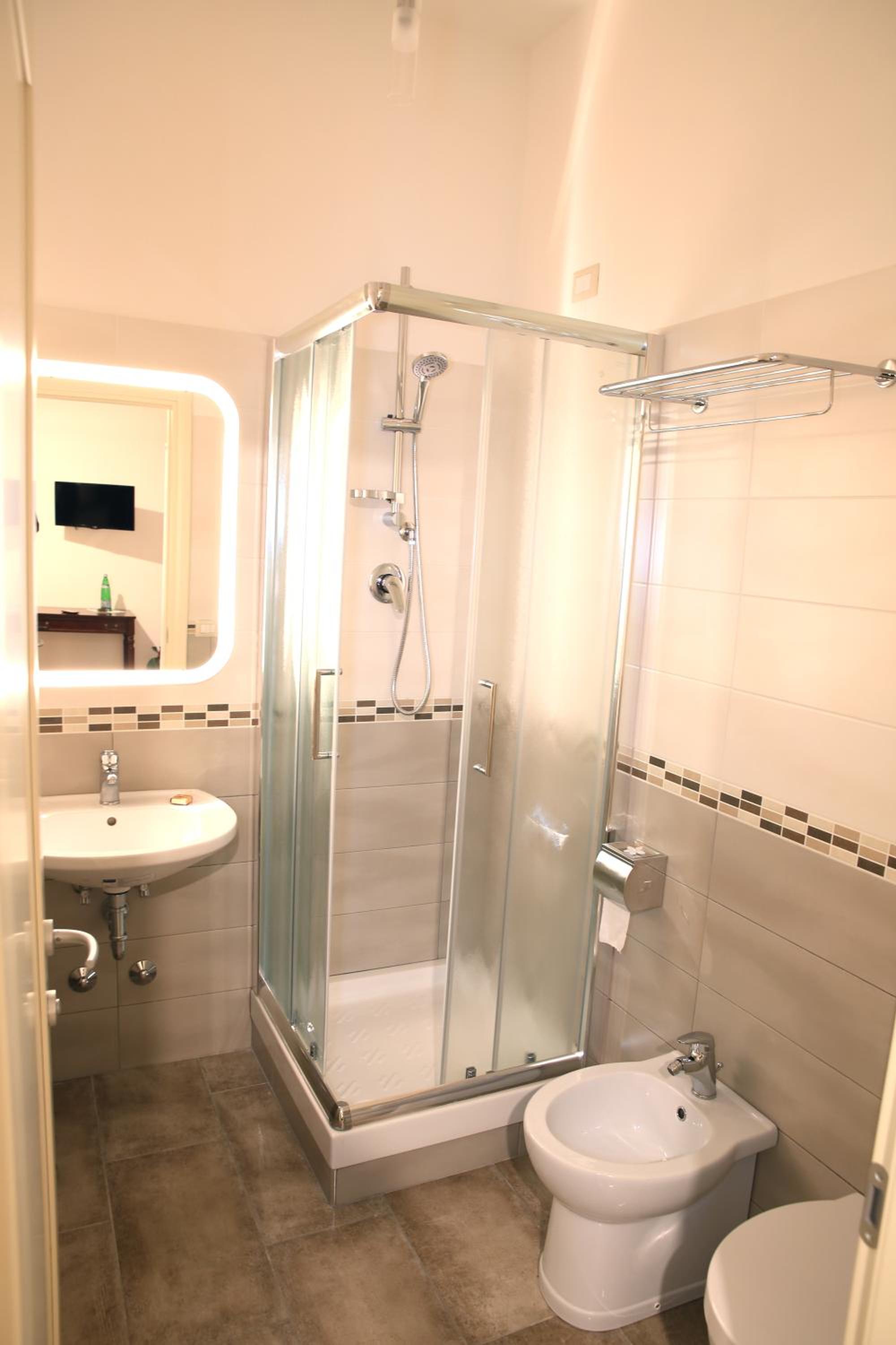 Single Room with Private Bathroom photo 2