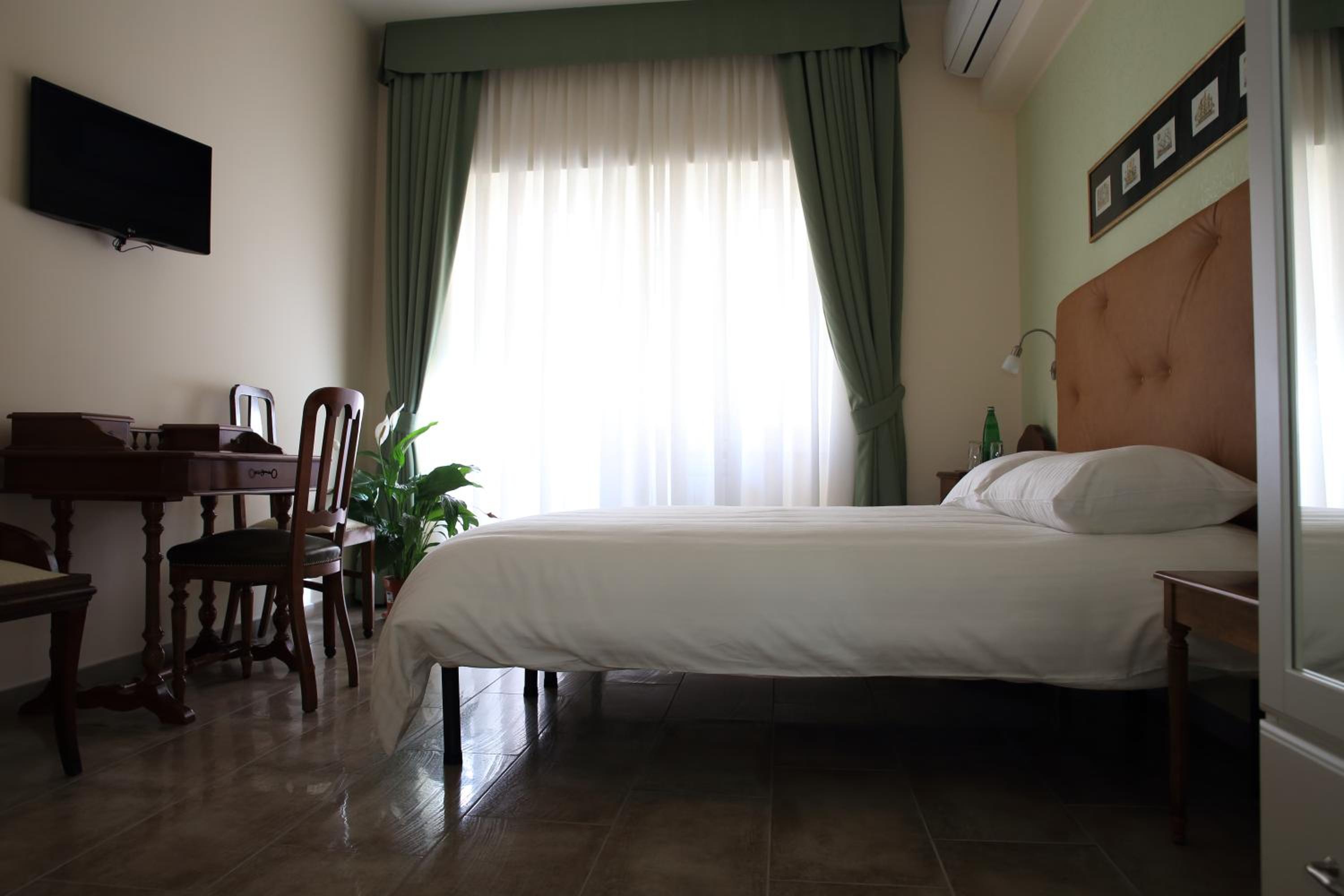 Deluxe Double Room with Balcony photo 3