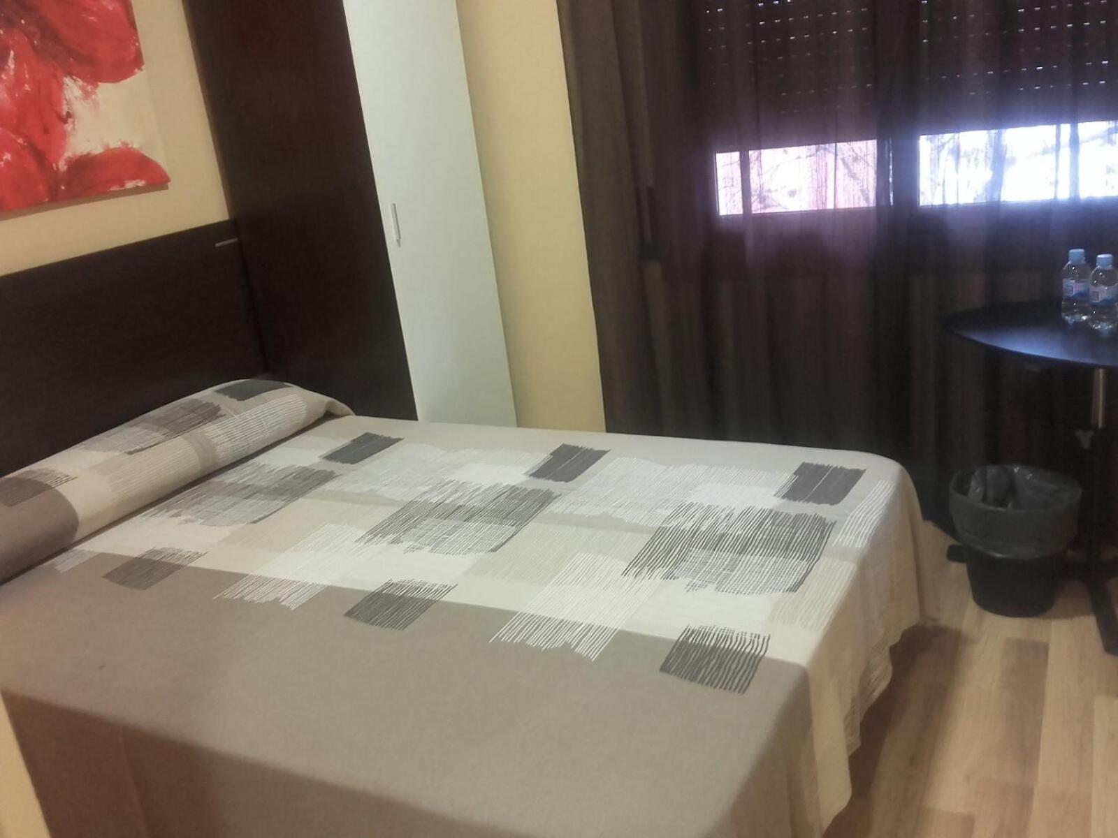 Single Room with Private Bathroom photo 2