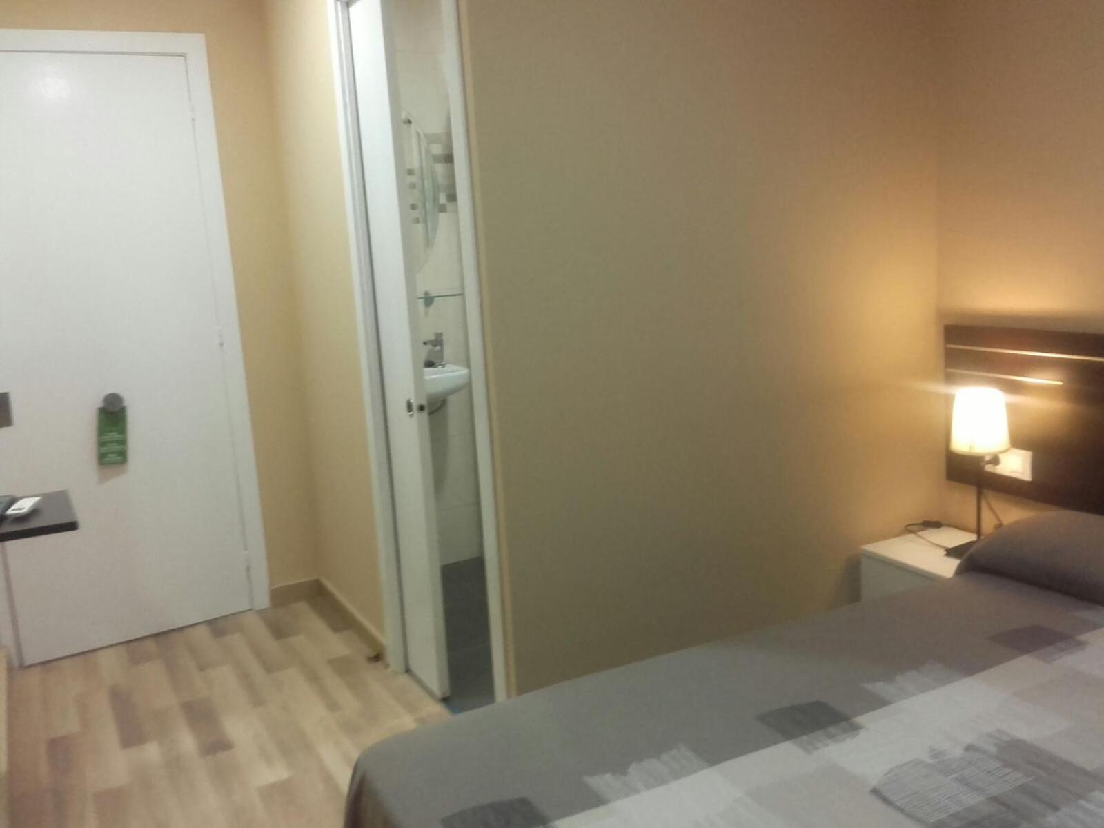 Single Room with Private Bathroom photo 3