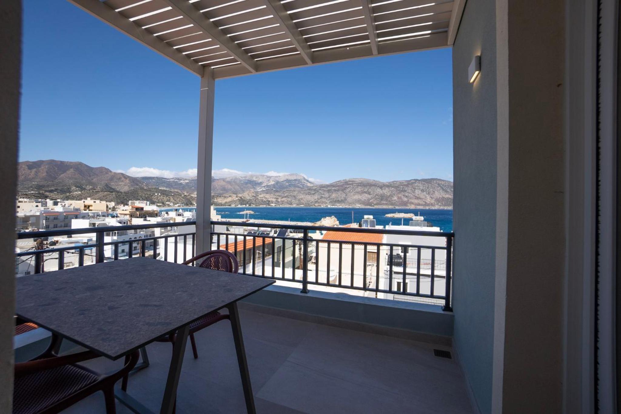Deluxe One-Bedroom Apartment with Ocean View photo 2