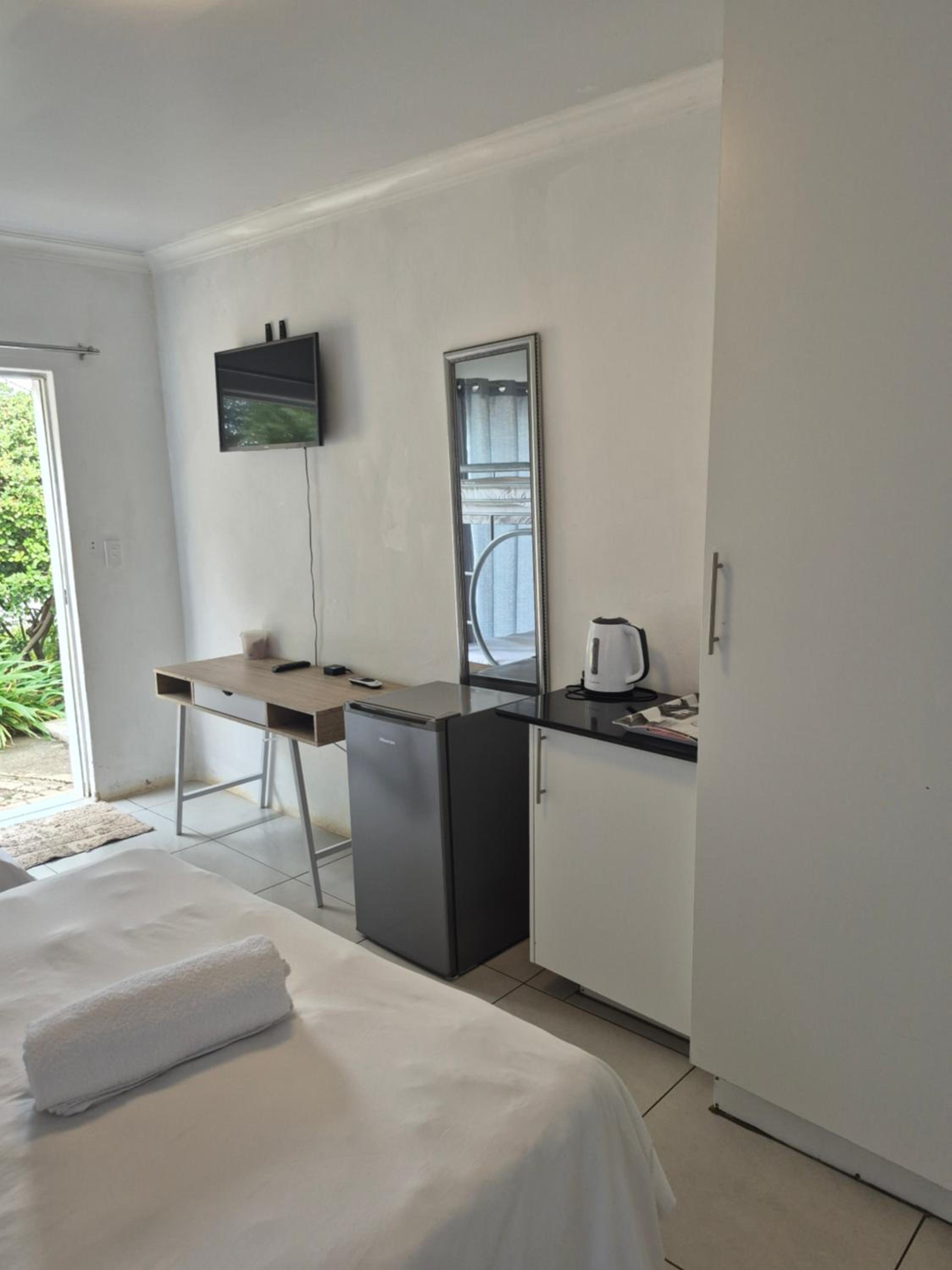 Deluxe Double Room (2 Adults + 1 Child) photo 3