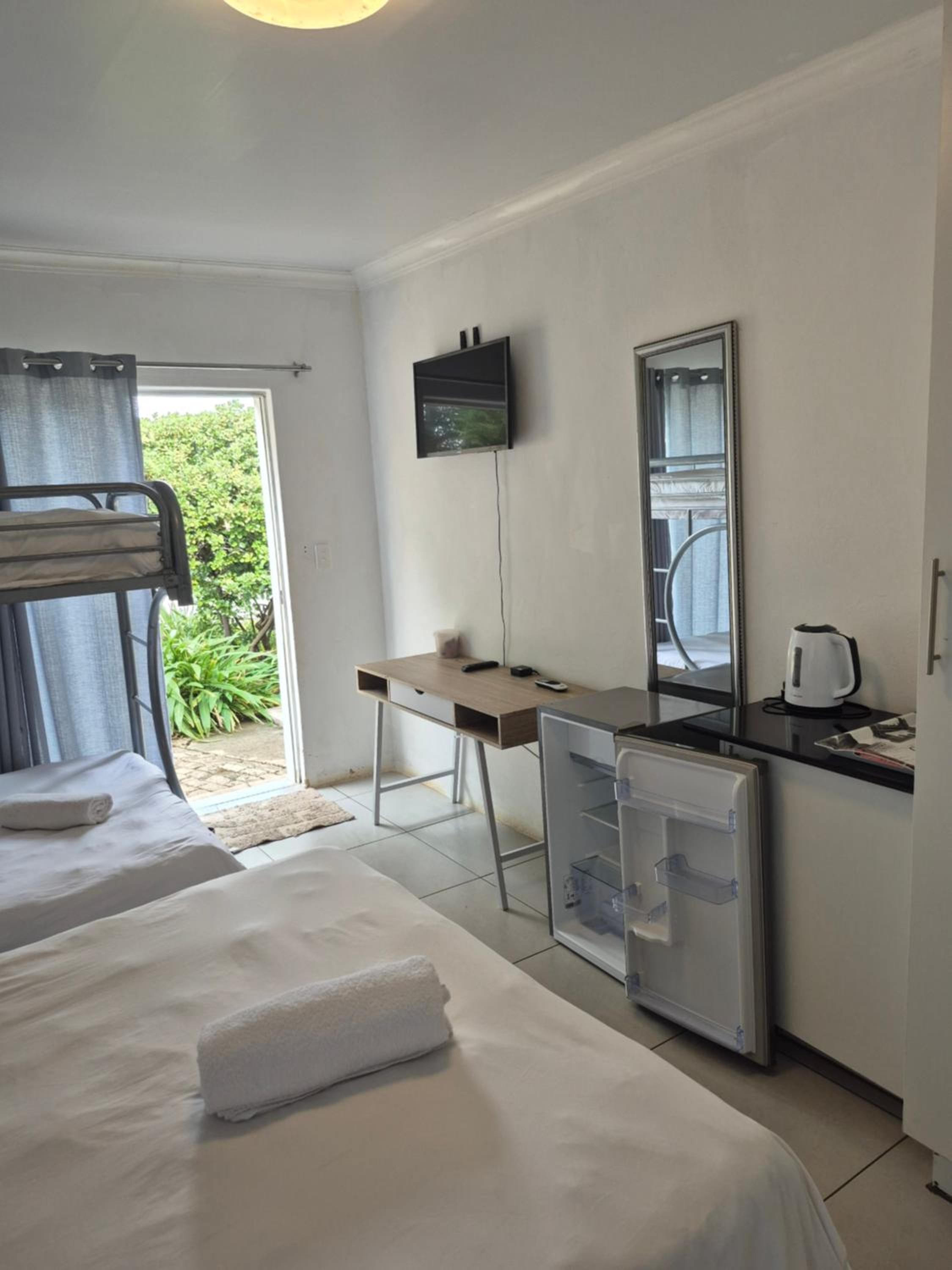 Deluxe Double Room (2 Adults + 1 Child) photo 2