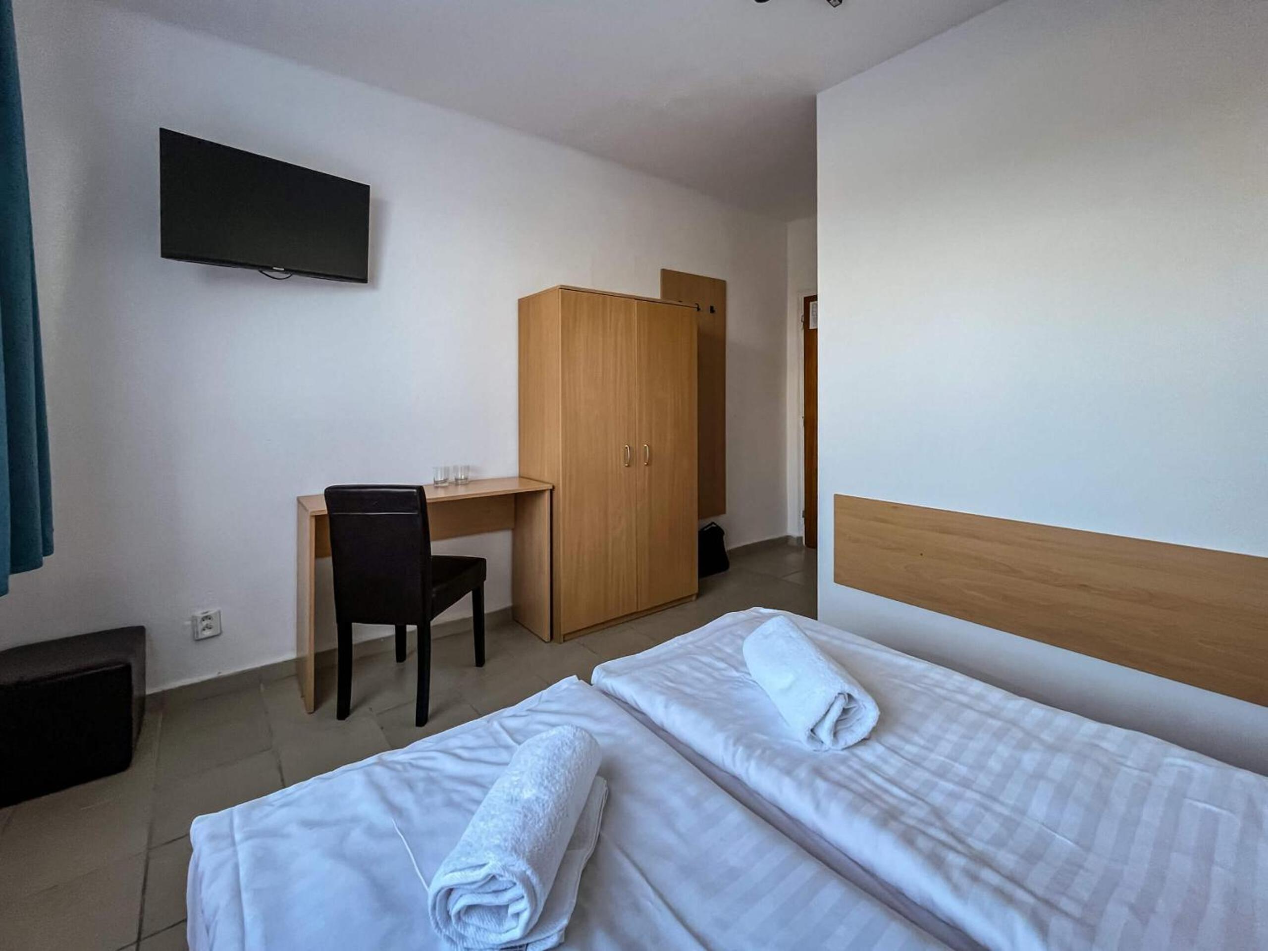 Standard Double or Twin Room - Photo 5