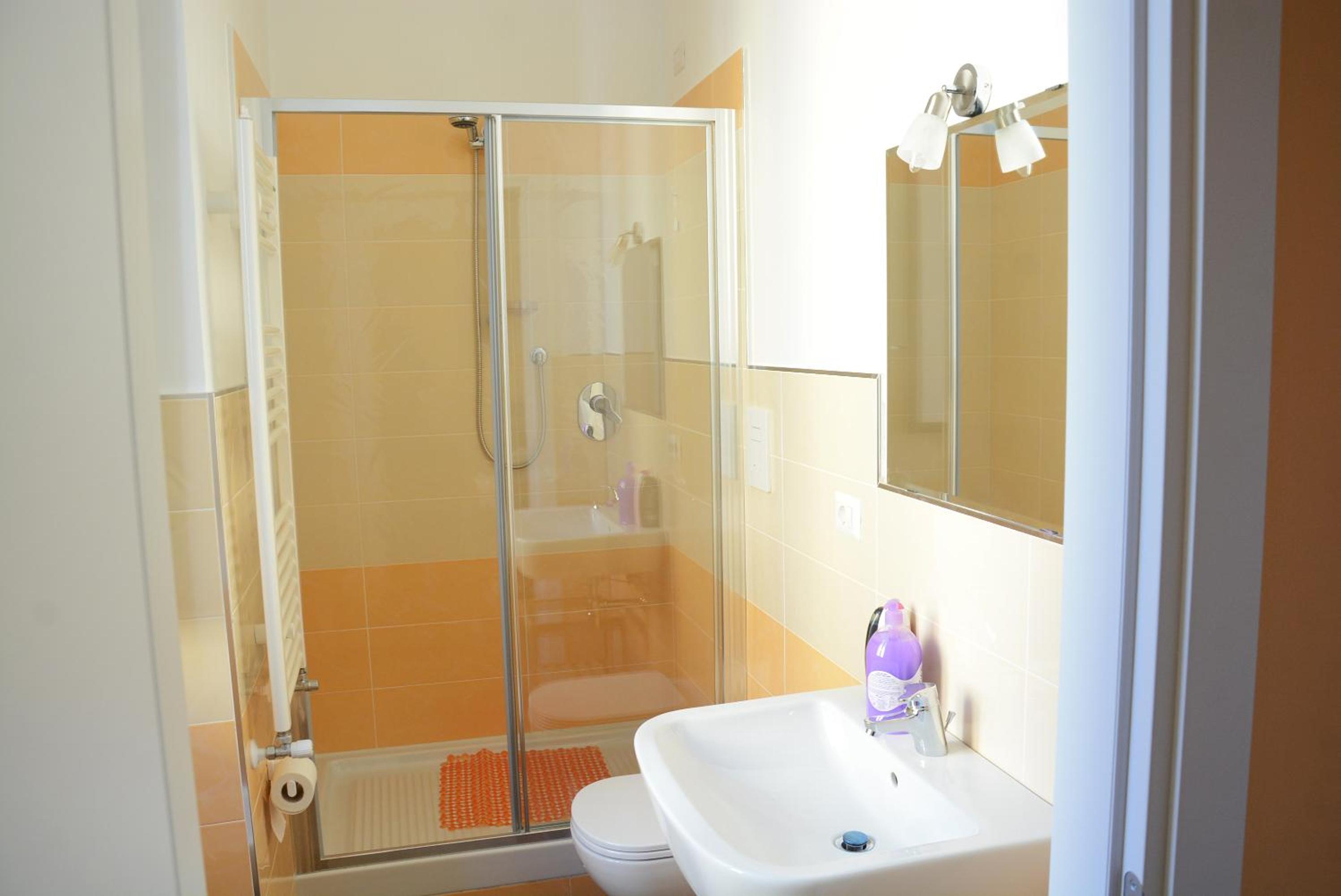Double Room with Private Bathroom - Photo 2
