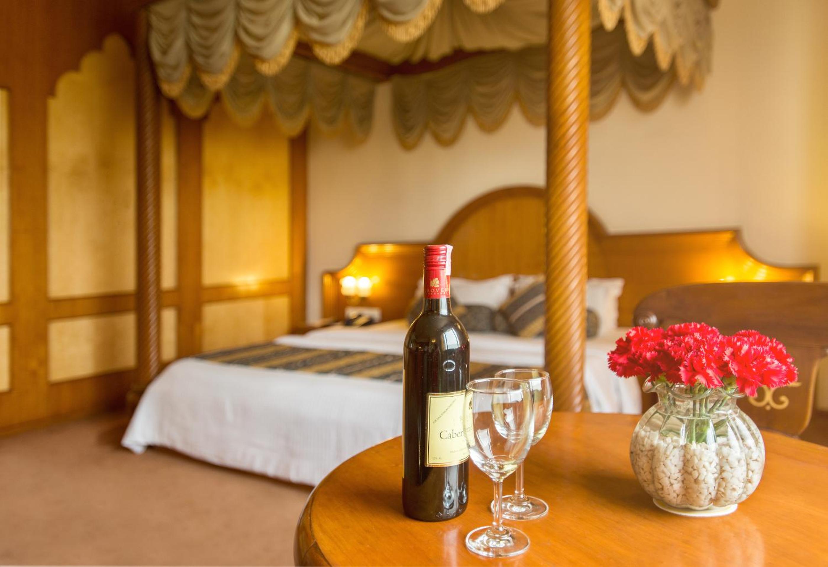Suite - Photo 1