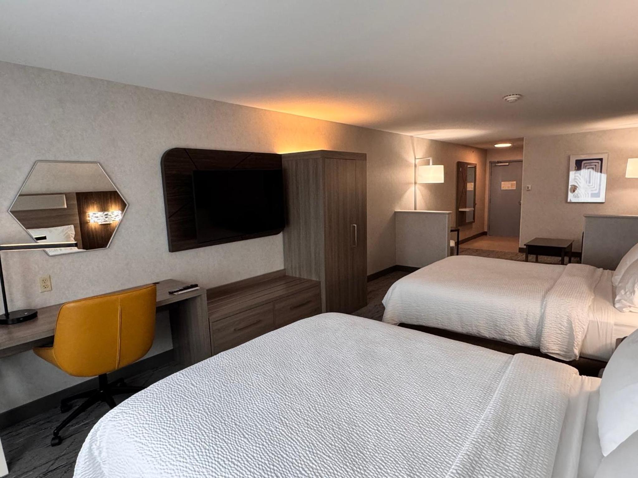 Queen Suite with Mobility Accessible Tub - Non-Smoking, photo 6