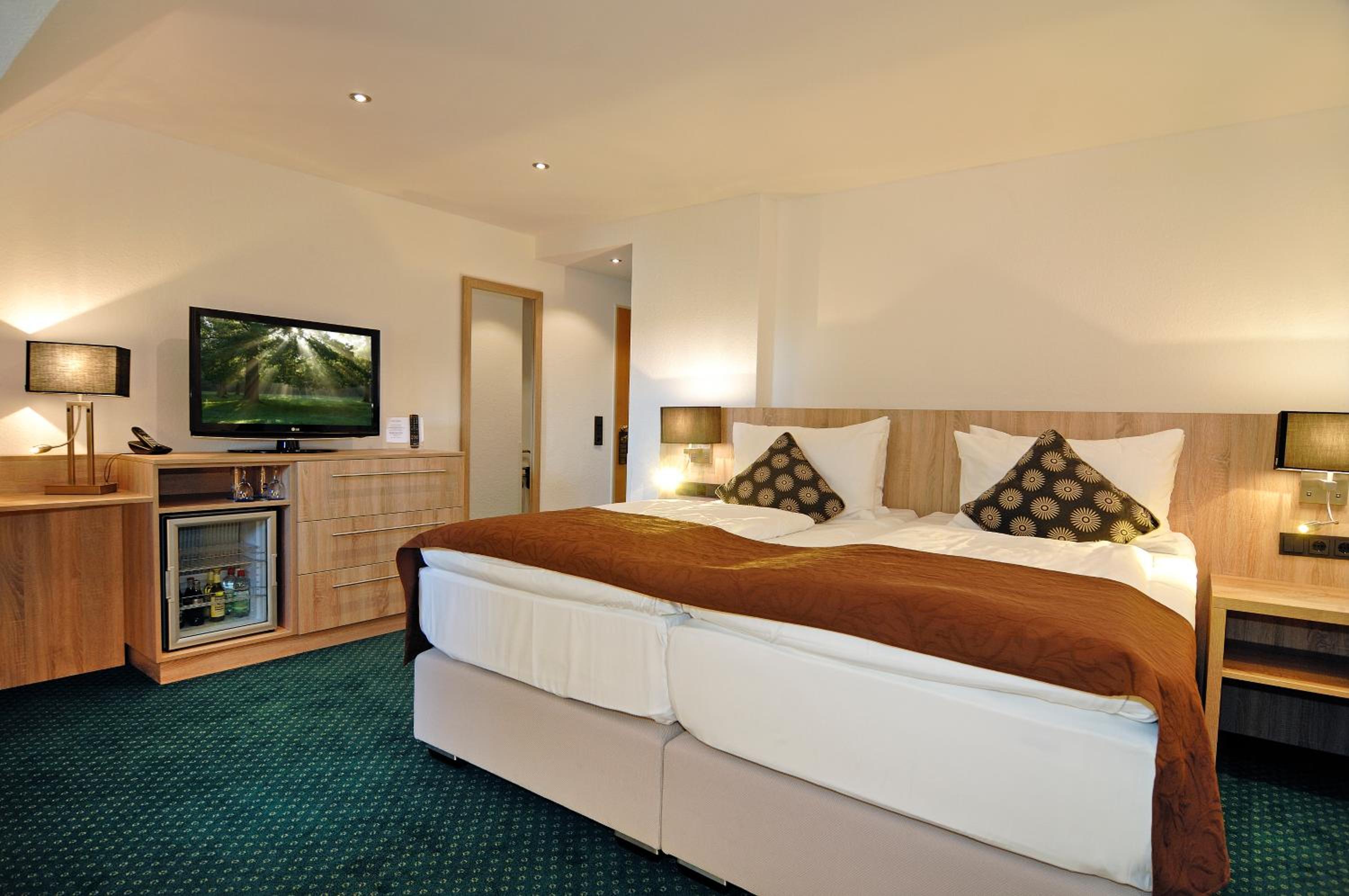 Deluxe Double Room with Shower - Photo 4