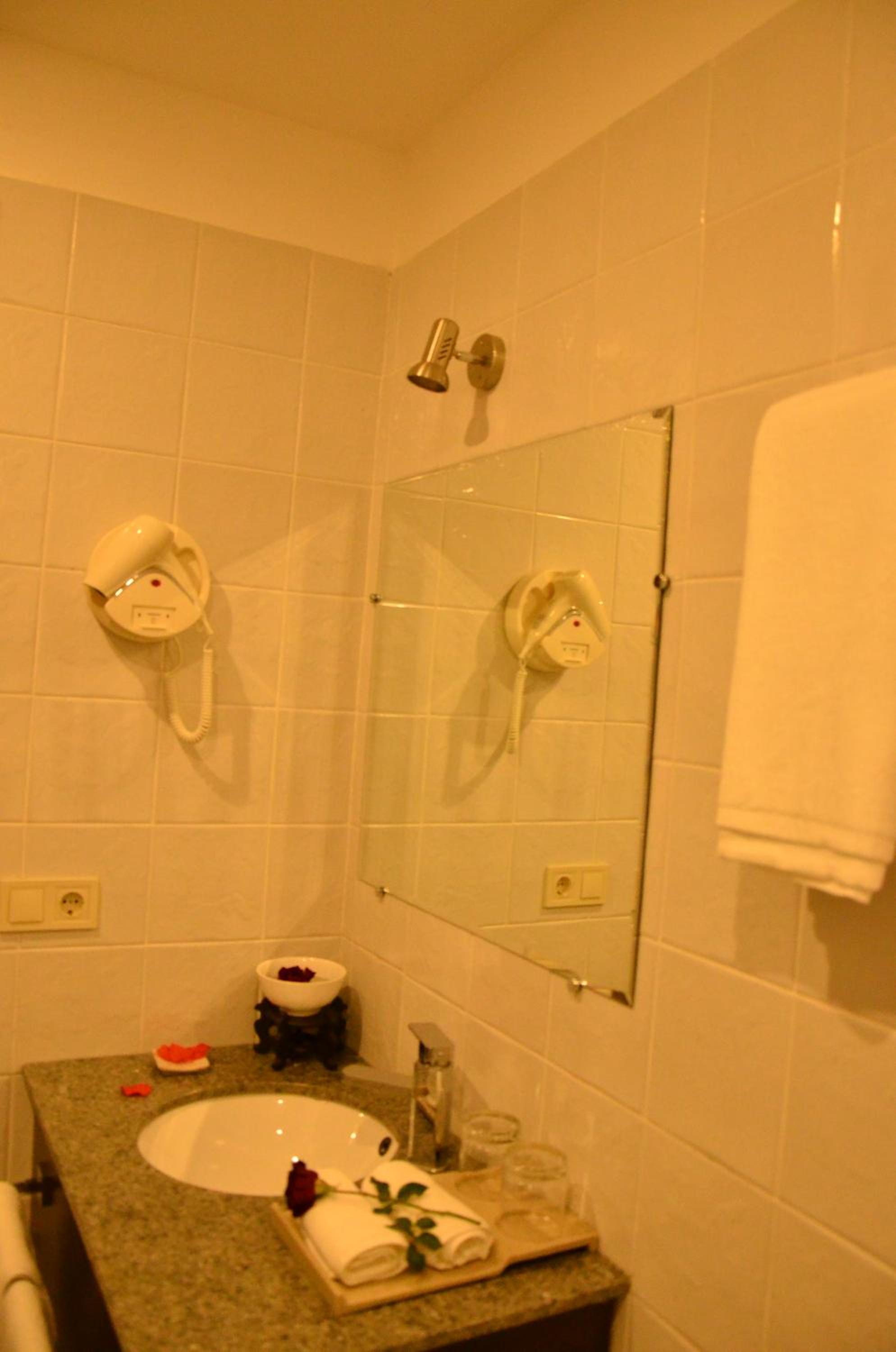 Twin Room - Photo 2