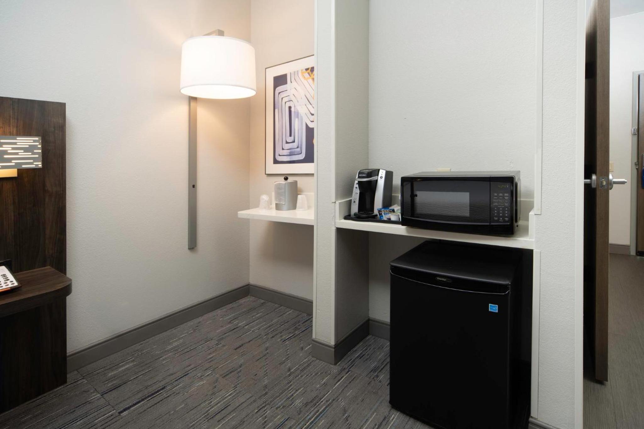 Standard Queen Room with Tub - Communications/Mobility Accessible photo 3