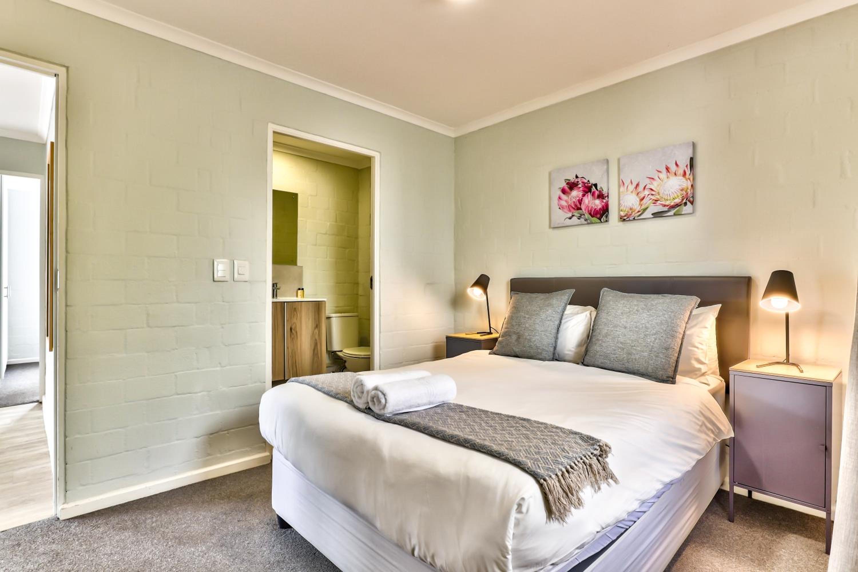 Two-Bedroom Apartment with Balcony - Photo 4