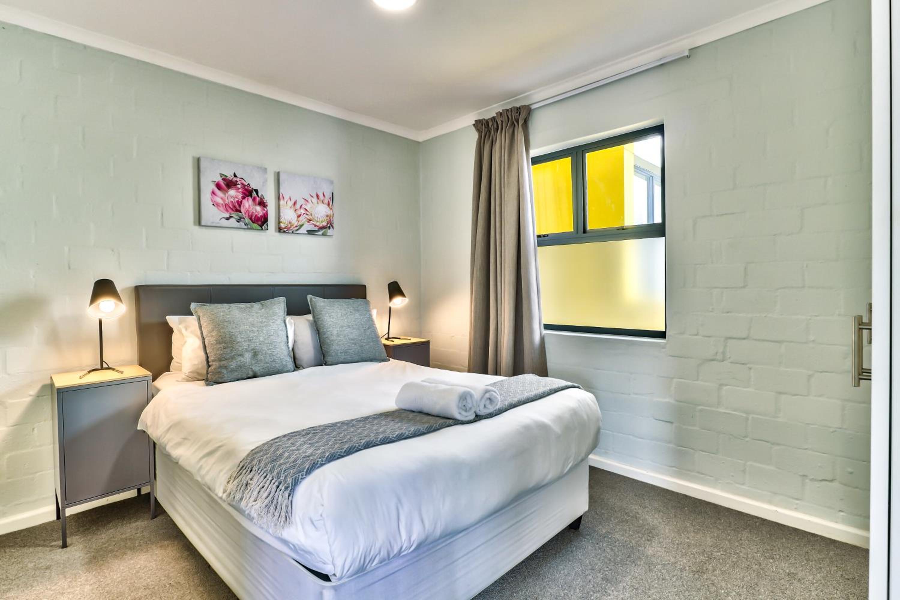 Two-Bedroom Apartment with Balcony - Photo 5