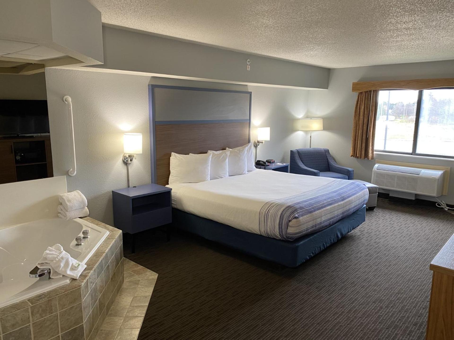 Deluxe King Room - Mobility Access/Non-Smoking photo 2