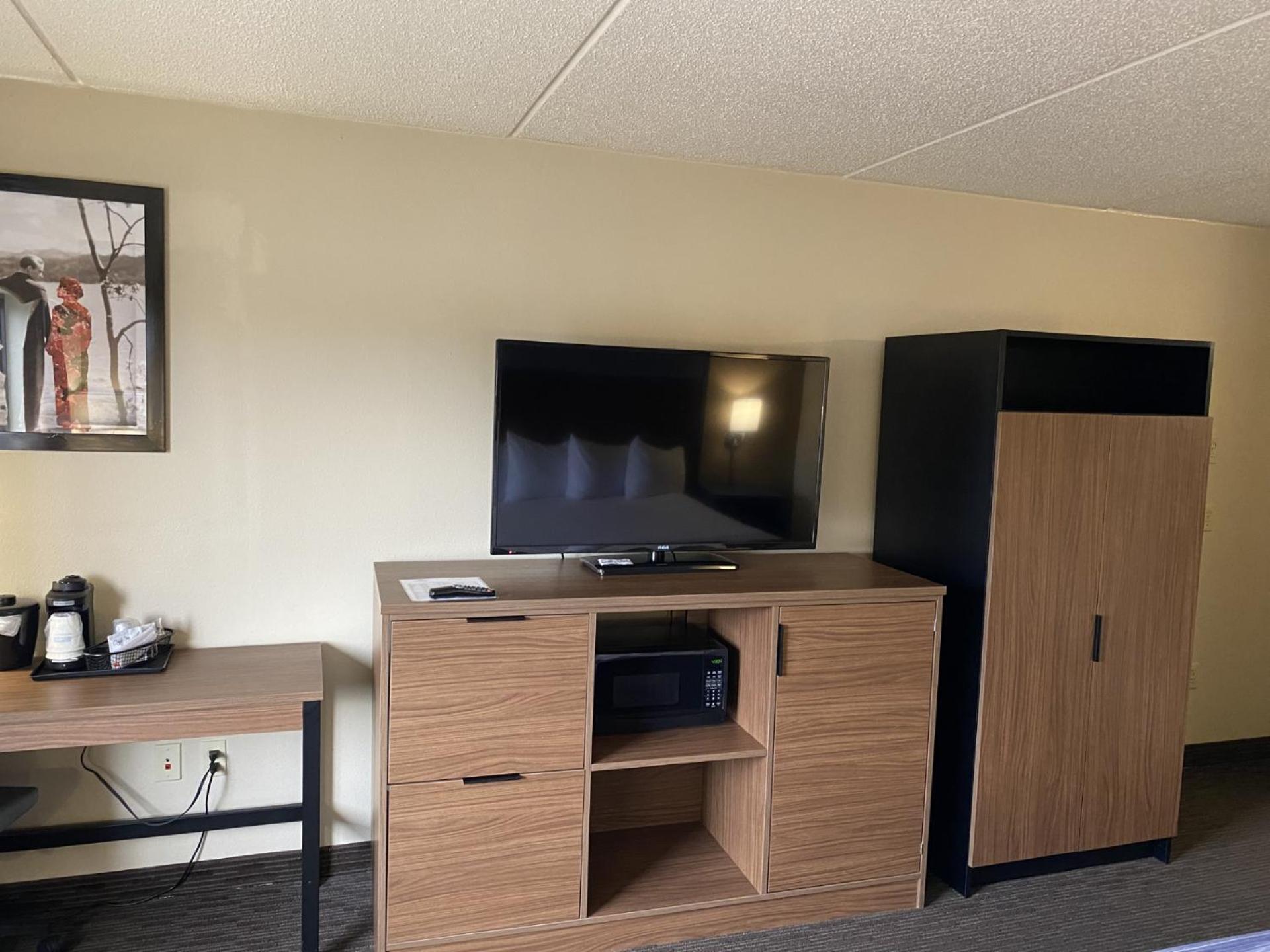 Deluxe King Room - Mobility Access/Non-Smoking photo 3