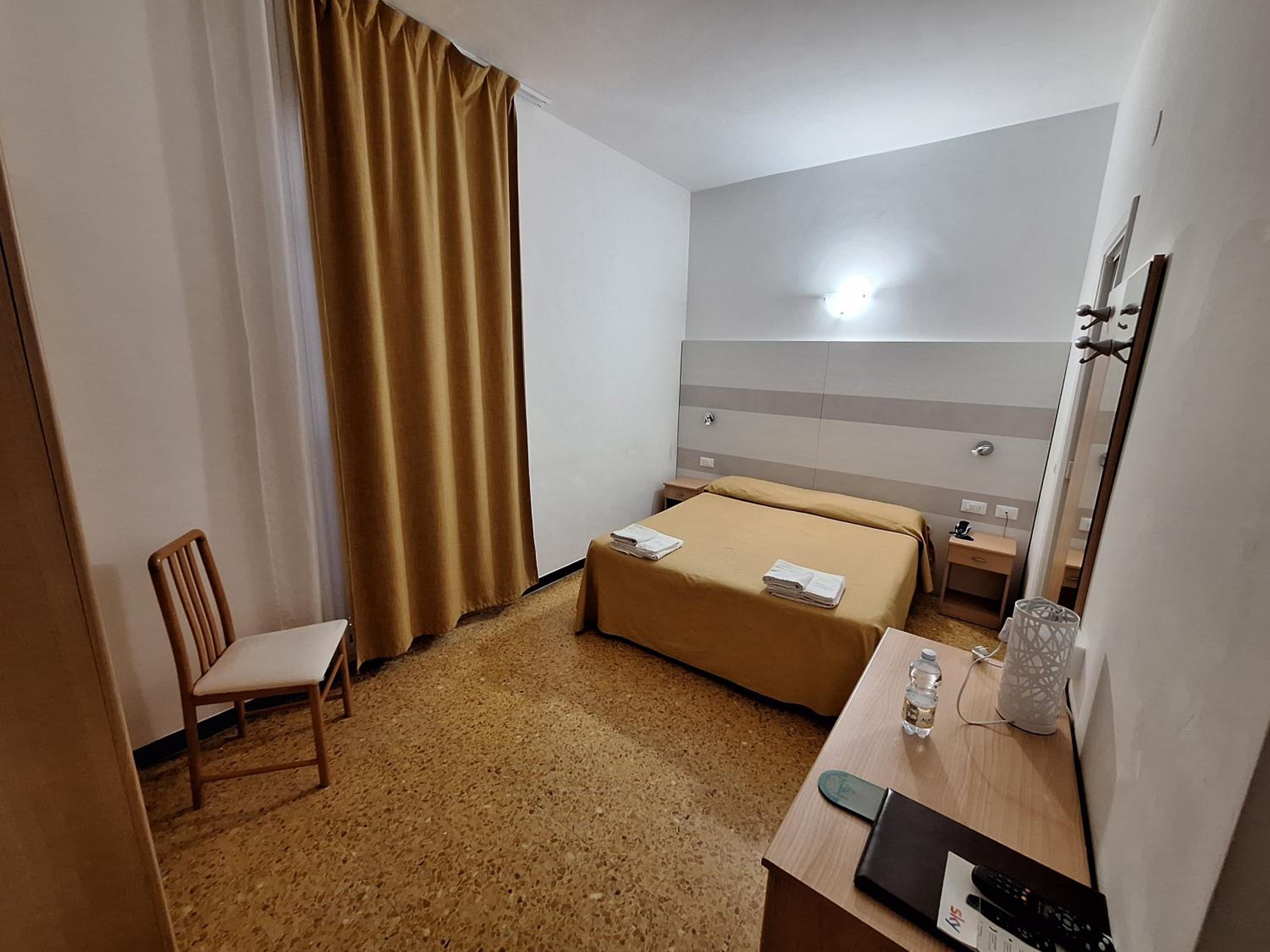 Double or Twin Room with Balcony - Photo 3