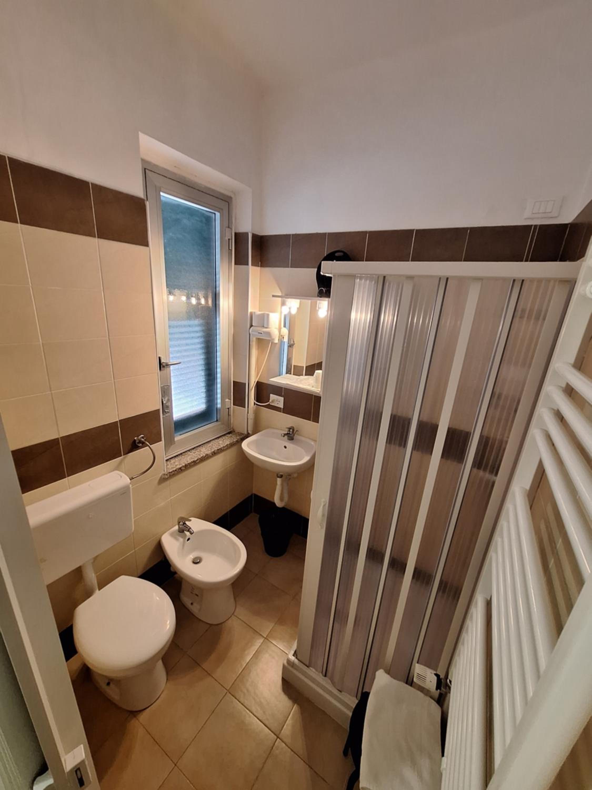 Double or Twin Room with Balcony - Photo 2