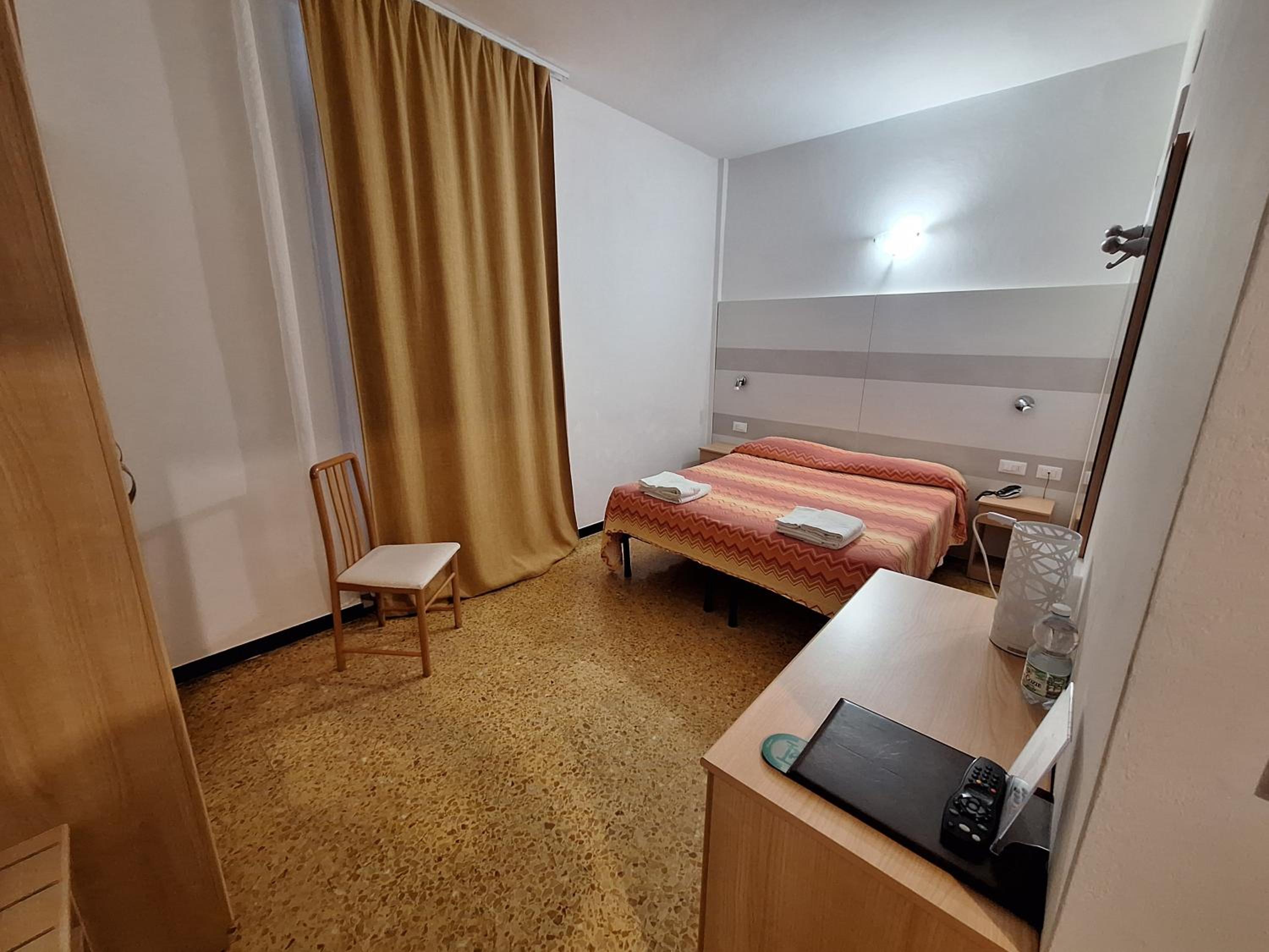 Double or Twin Room with Balcony - Photo 4