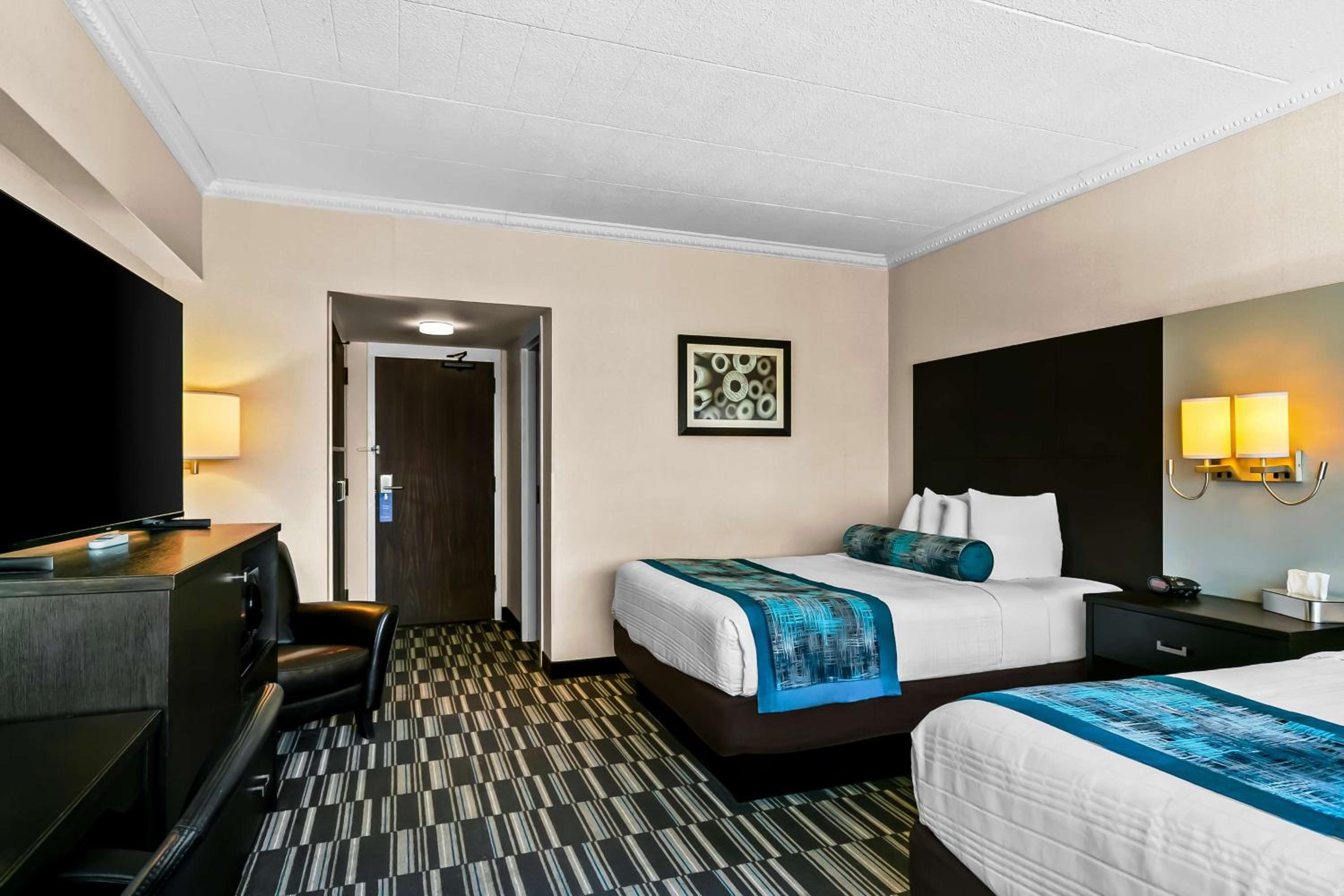 Queen Room with Two Queen Beds - Non-Smoking - Photo 2