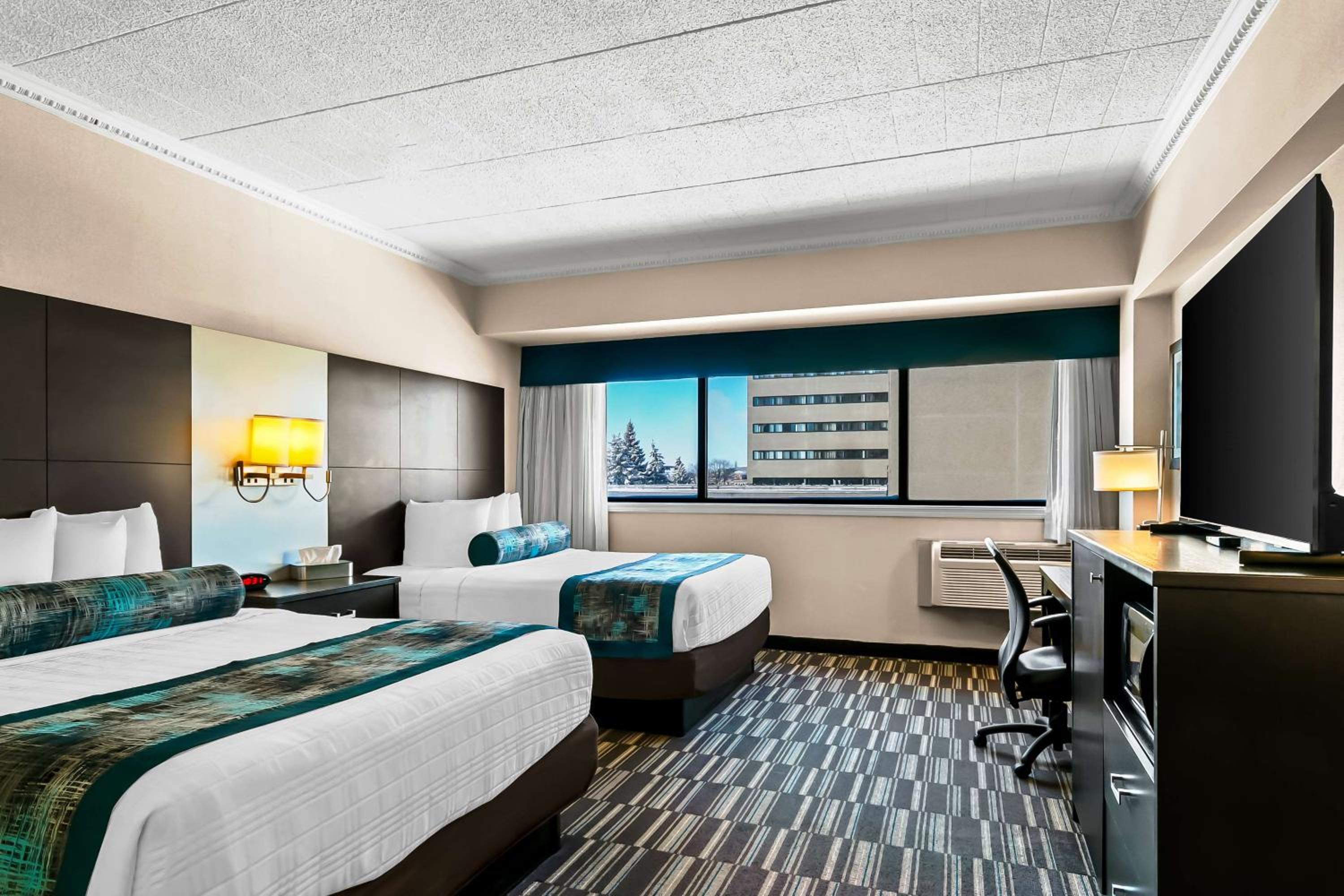 Queen Room with Two Queen Beds - Non-Smoking - Photo 3
