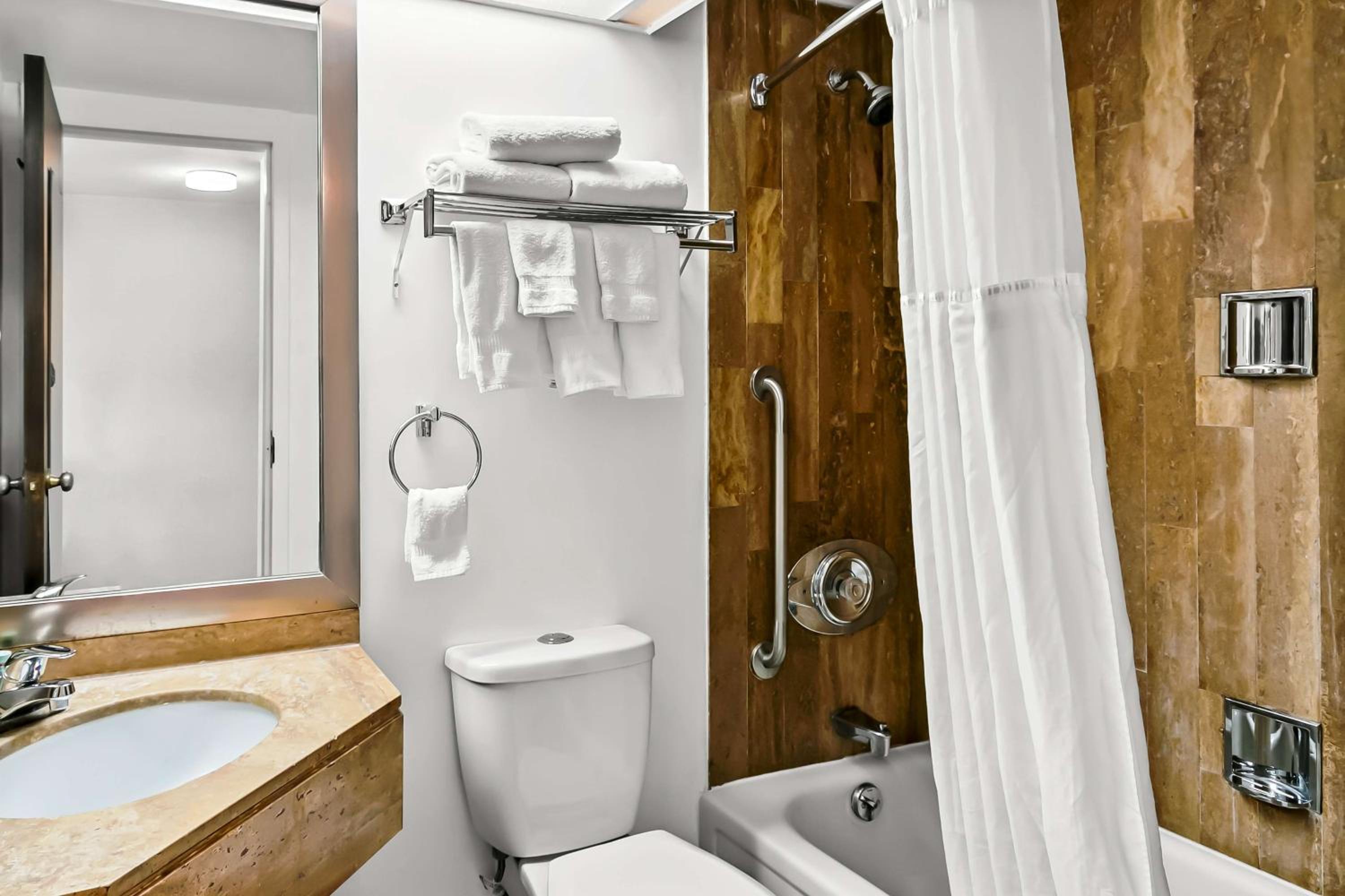 Executive King Room - Non-Smoking - Photo 2