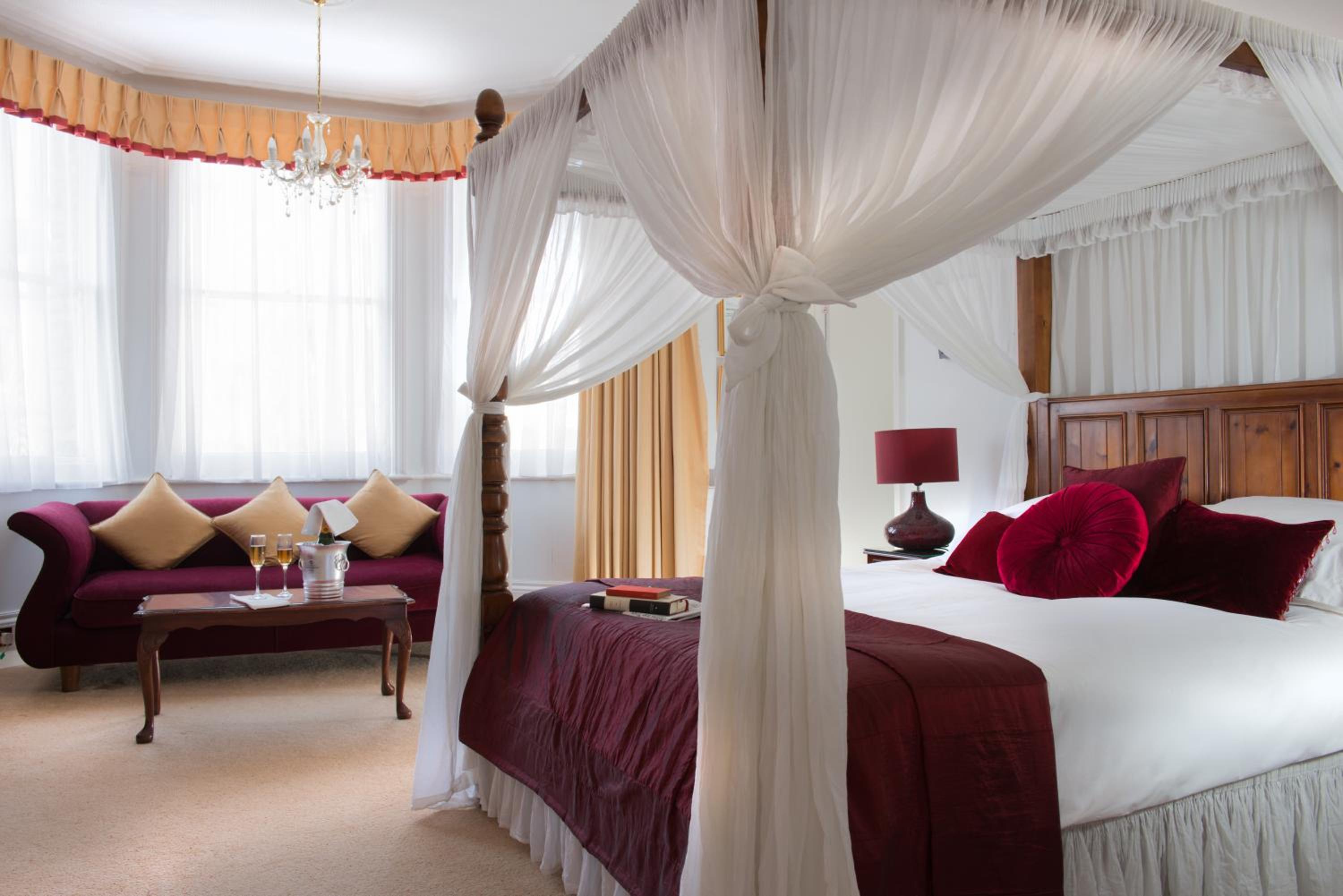 Four Poster Room photo 2