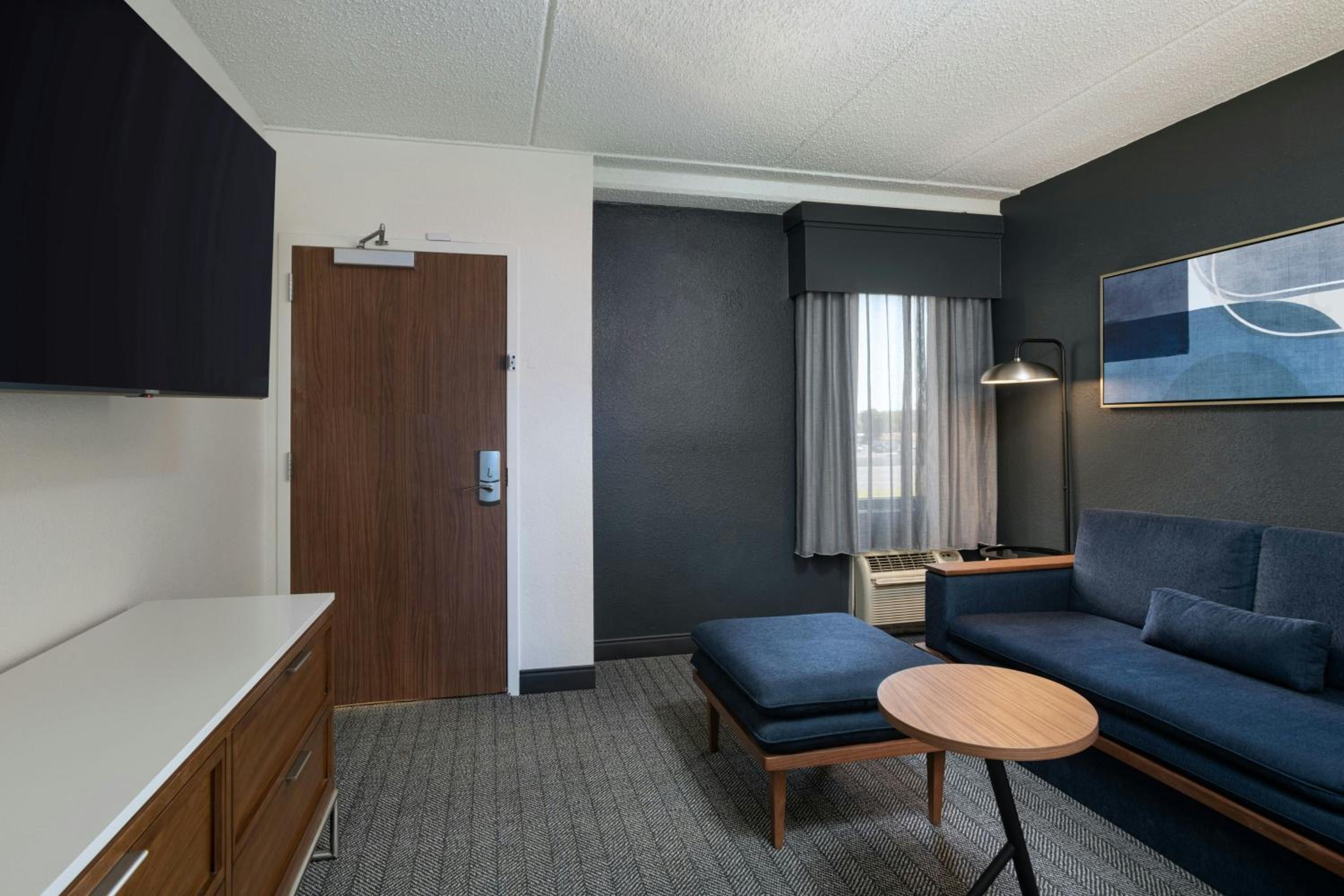 King Room with Sofa Bed and Wet Bar photo 1