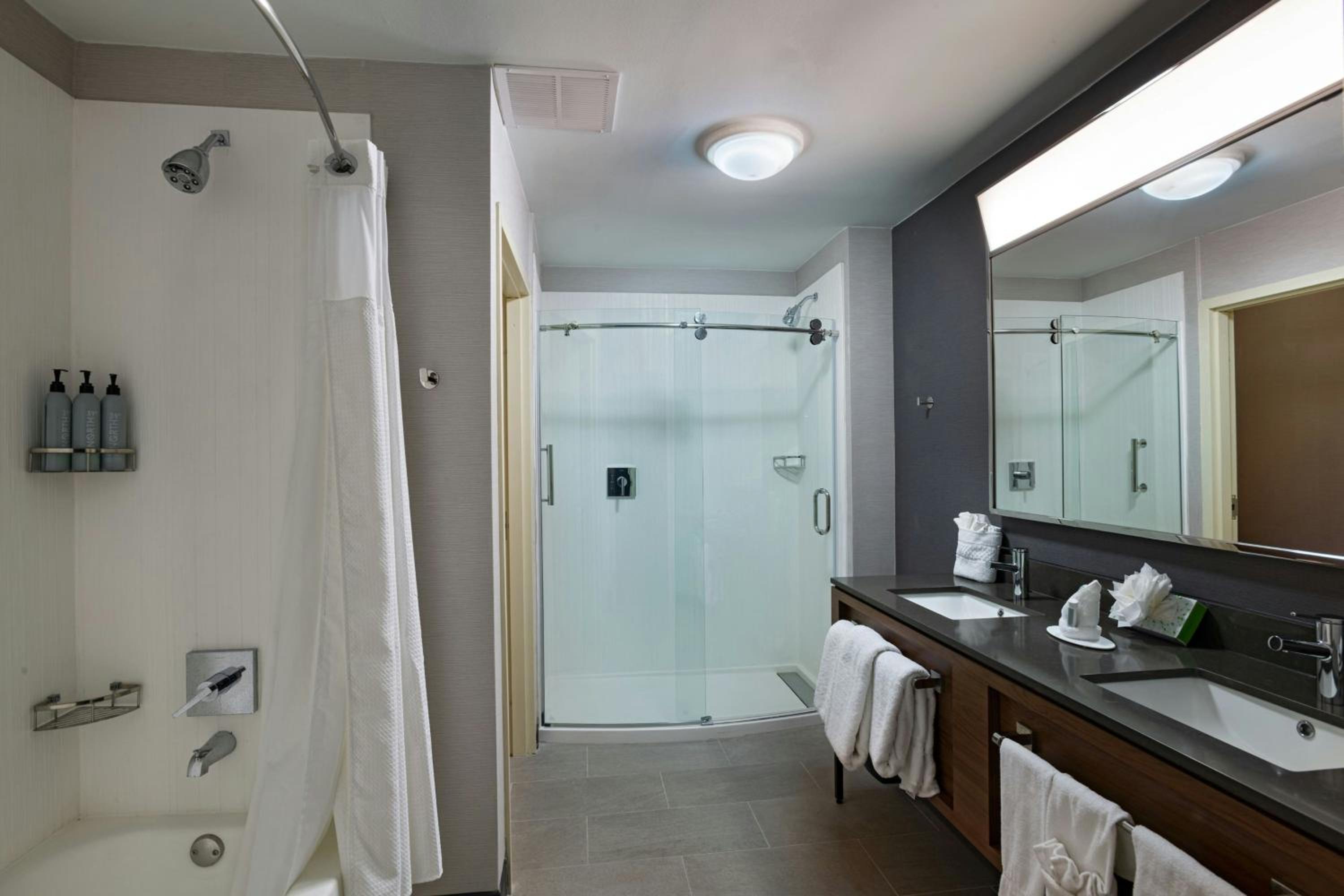 King Room with Wet Bar - Photo 7