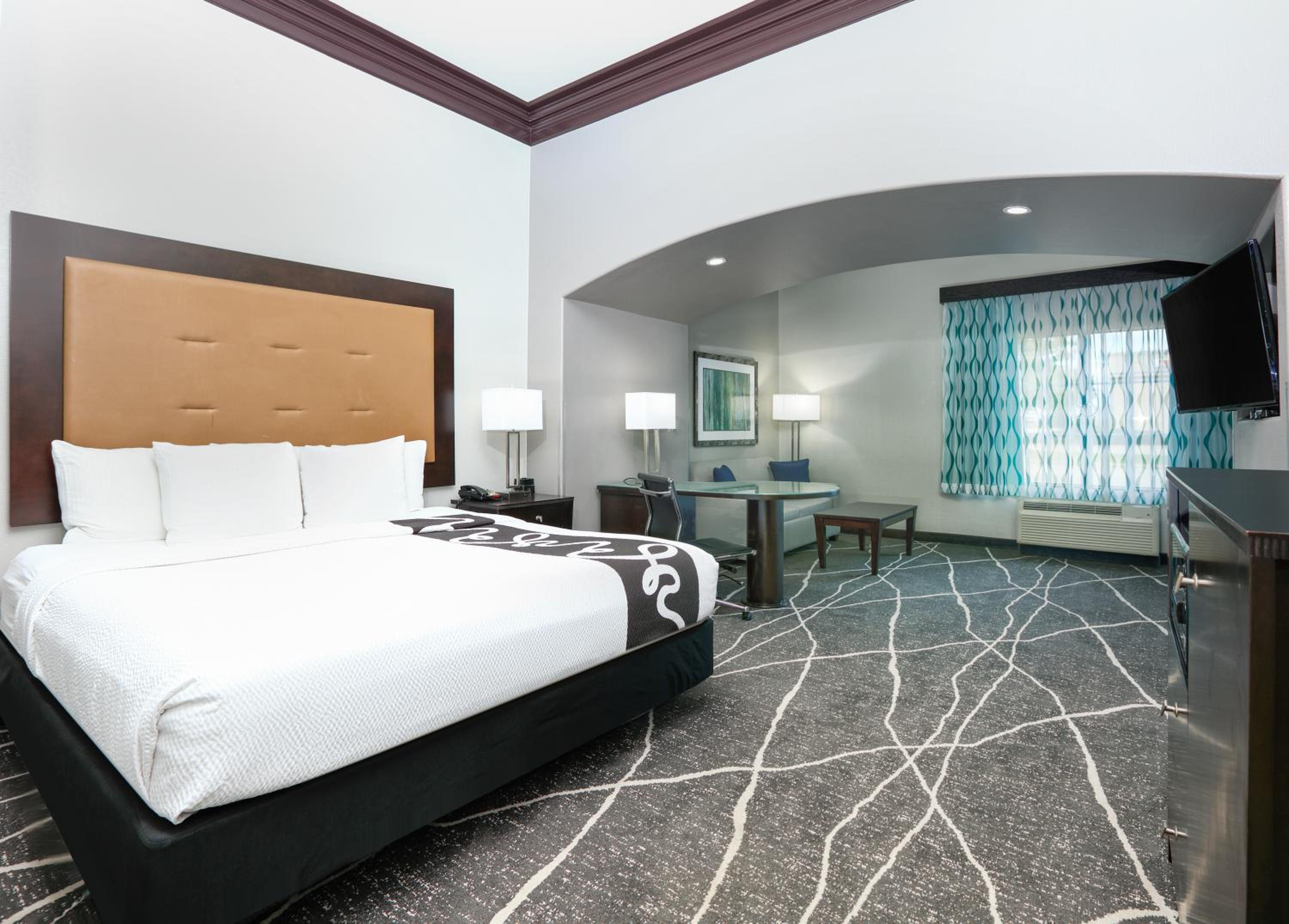 Deluxe King Room with Mobility/Hearing Impaired Access - Non-Smoking - Photo 2