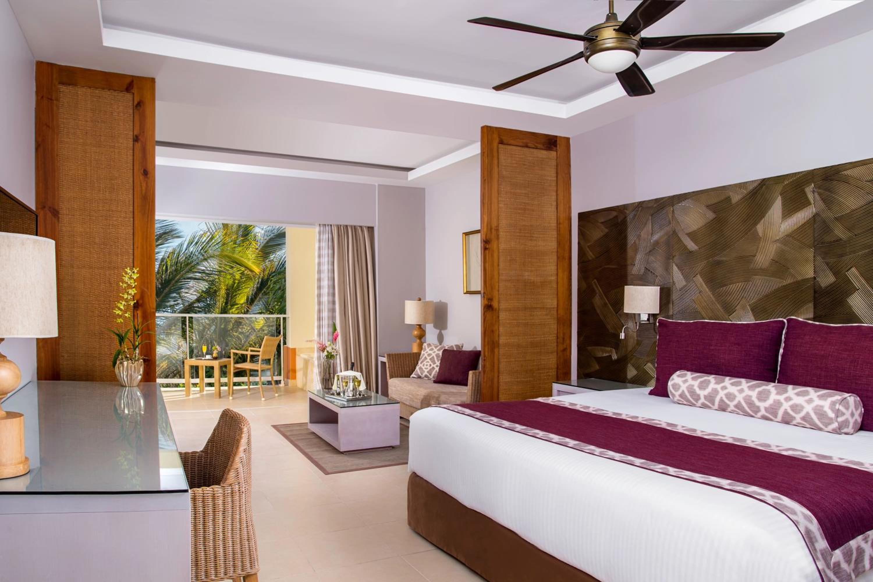 Deluxe King Room - Photo 1