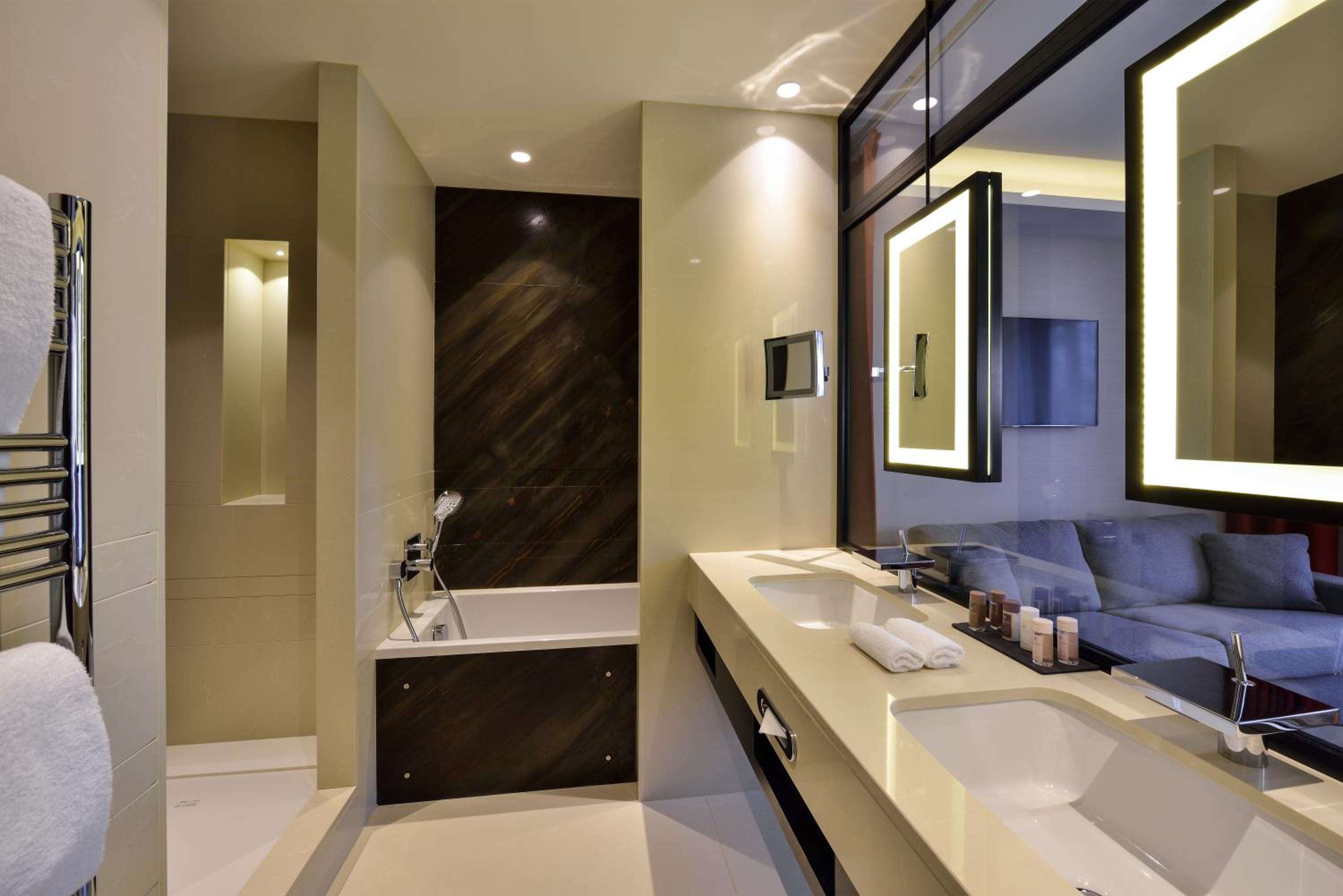 Deluxe King Room - Photo 3