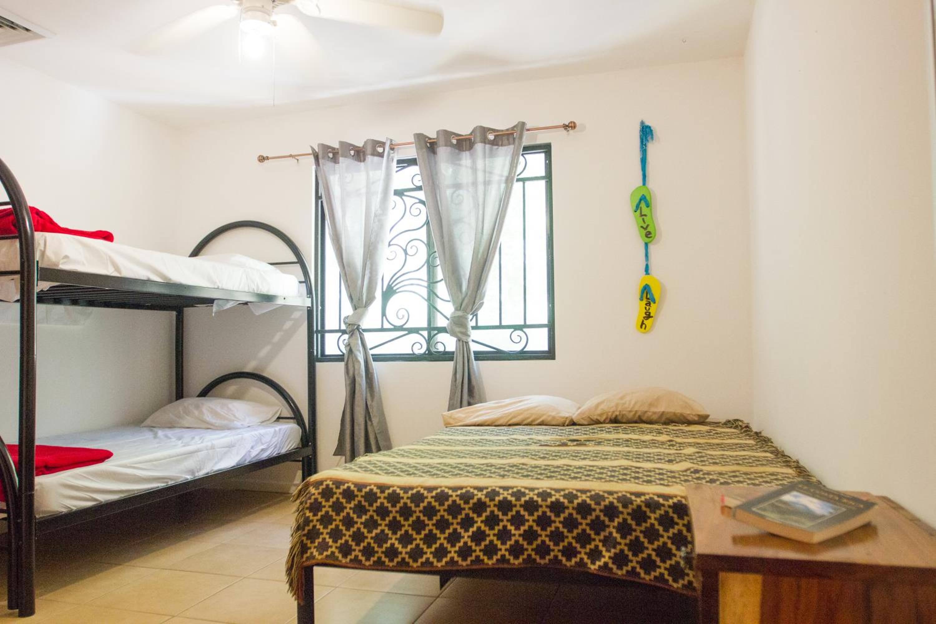 Basic Triple Room with Shared Bathroom photo 1